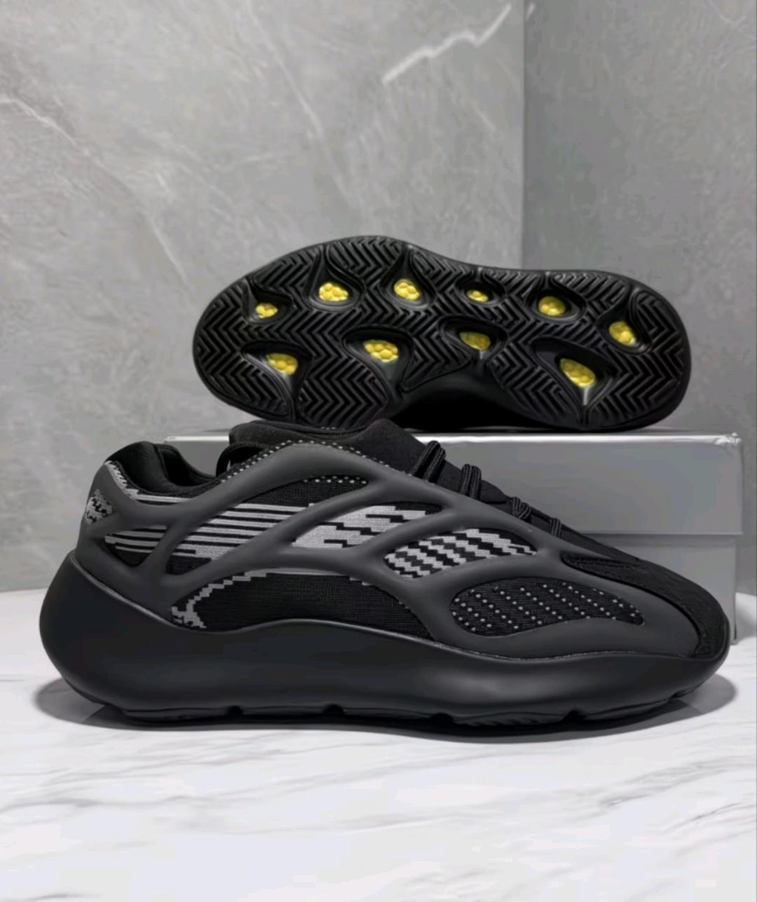 Кроссовки Yeezy 700 — фото 2