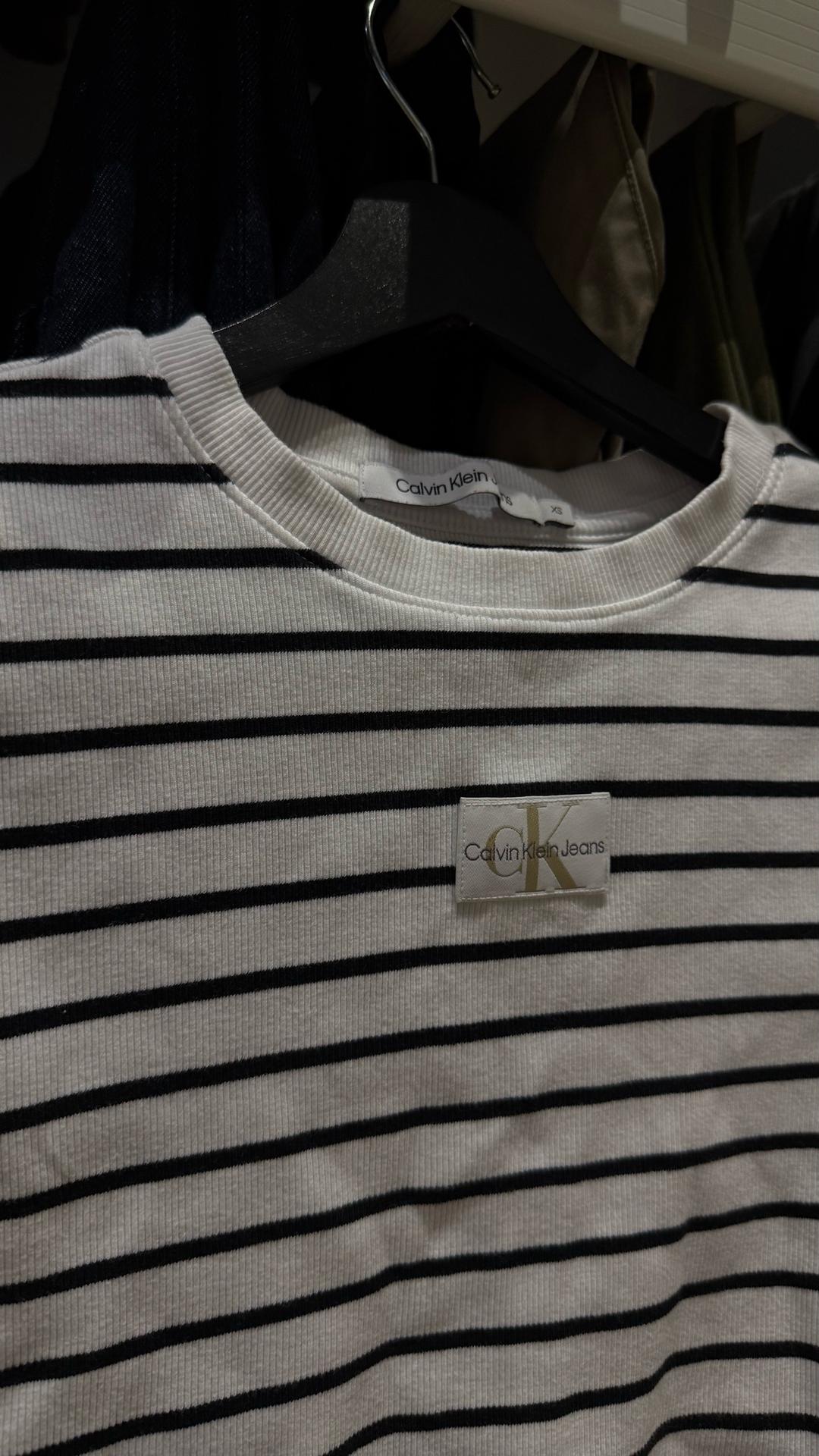 Calvin Klein Оригинальный кроп-топ / футболка Calvin Klein Jeans в контрастную полоску — фото 2