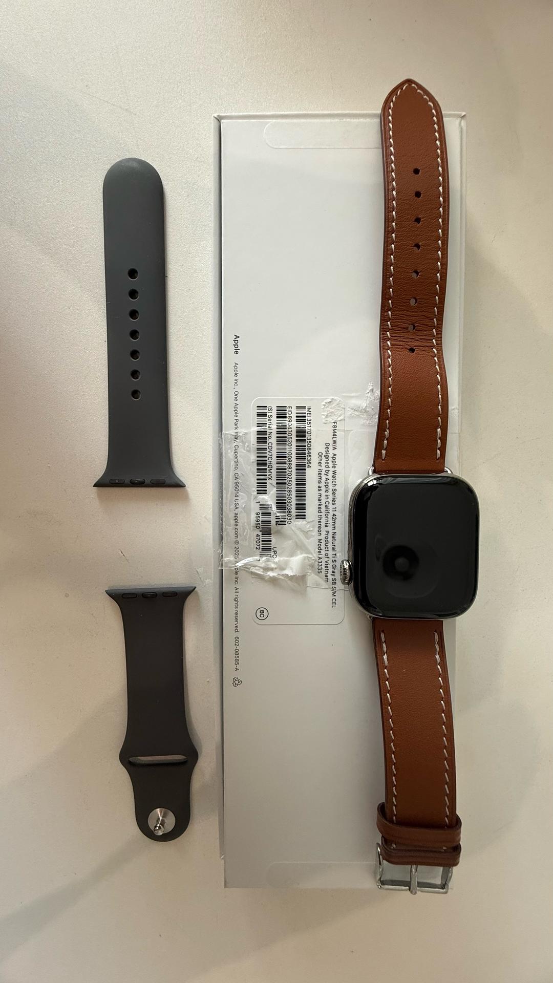 Apple Apple Watch Series 11 42mm с кожаным ремешком — фото 2