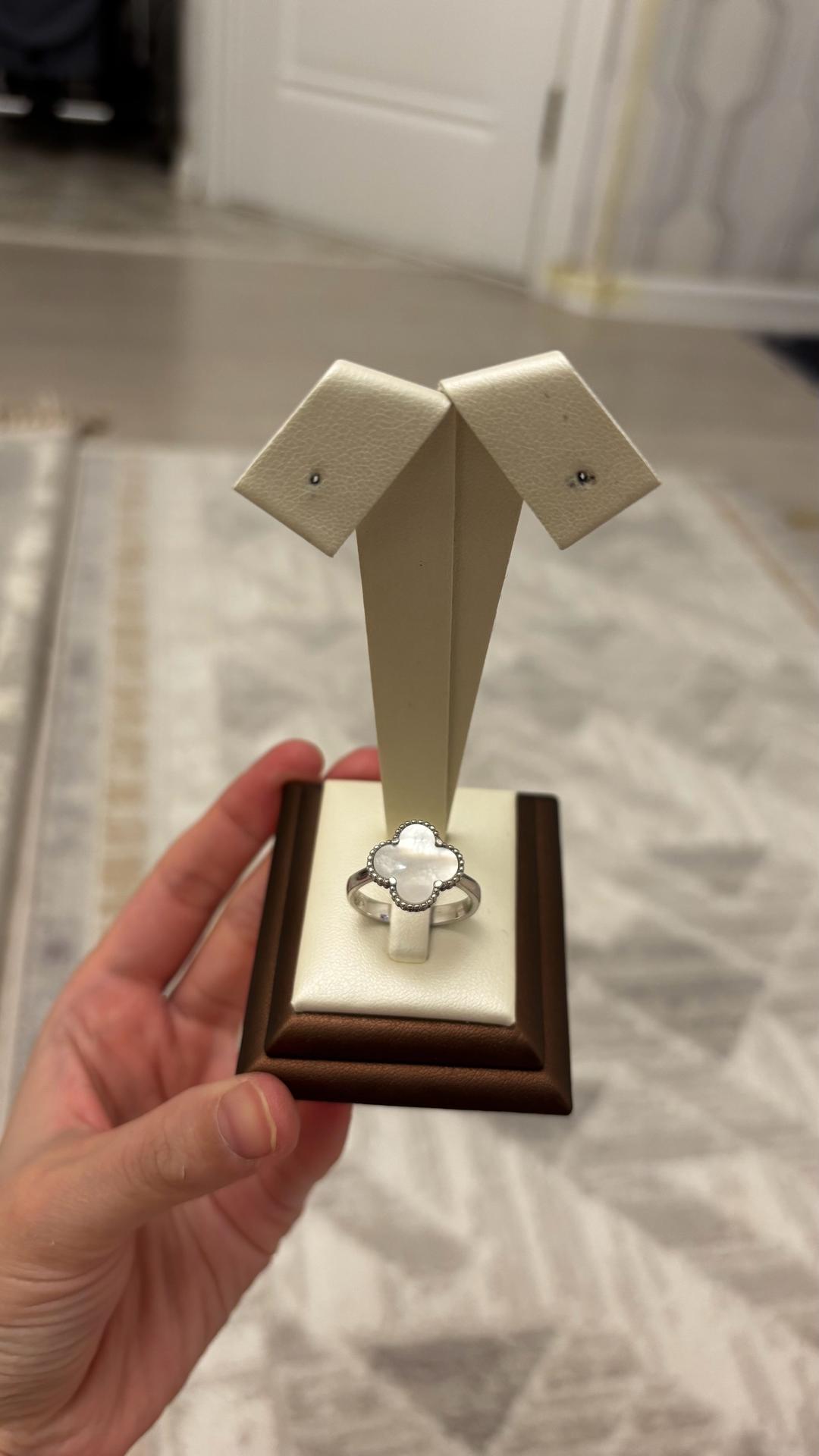Van Cleef & Arpels Серебряный кольцо от Van Cleef с перламутровым камнем 925 пробы, 18 размер — фото 2