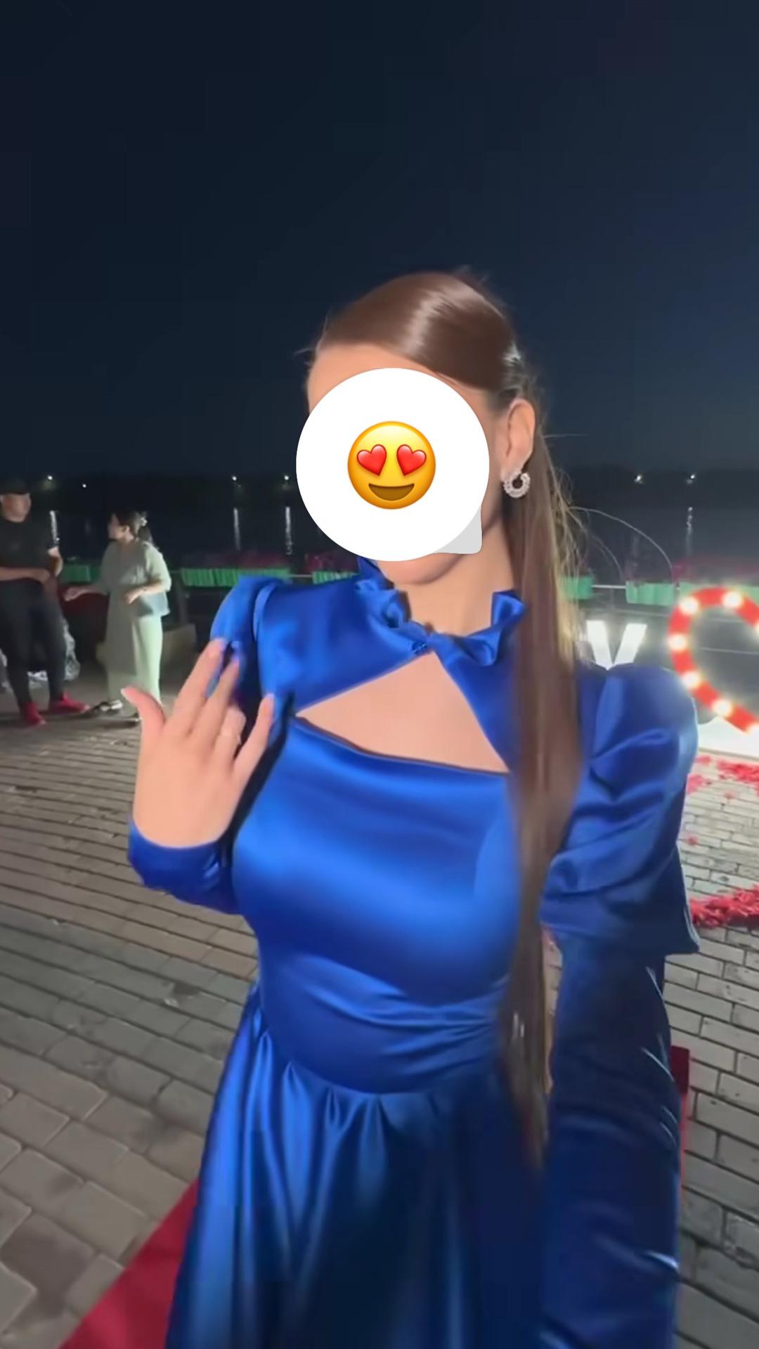 Нет бренда Синее платье с открытыми плечами и воланом — фото 2