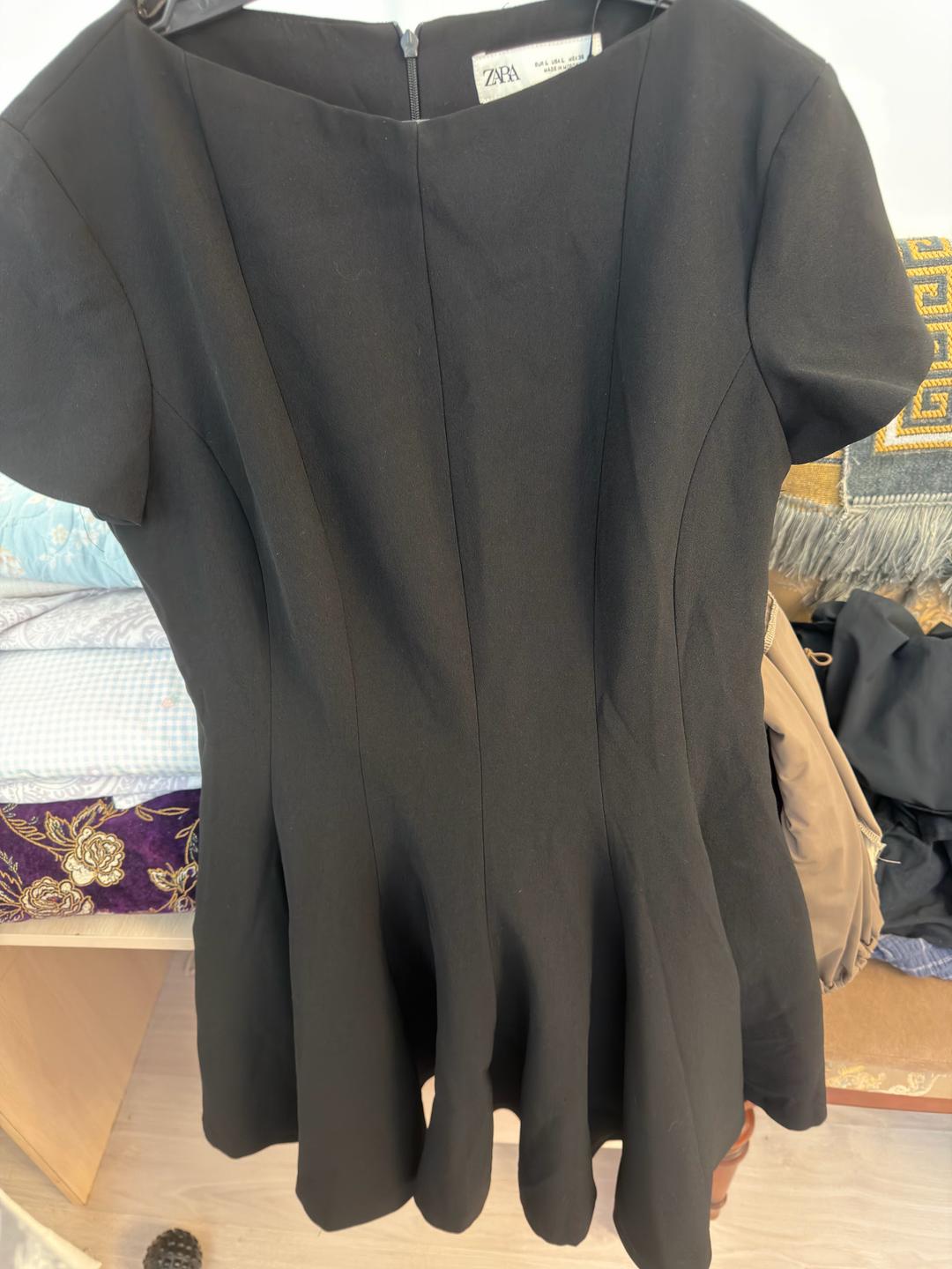 Zara Черное платье Zara с расклешенным подолом — фото 2