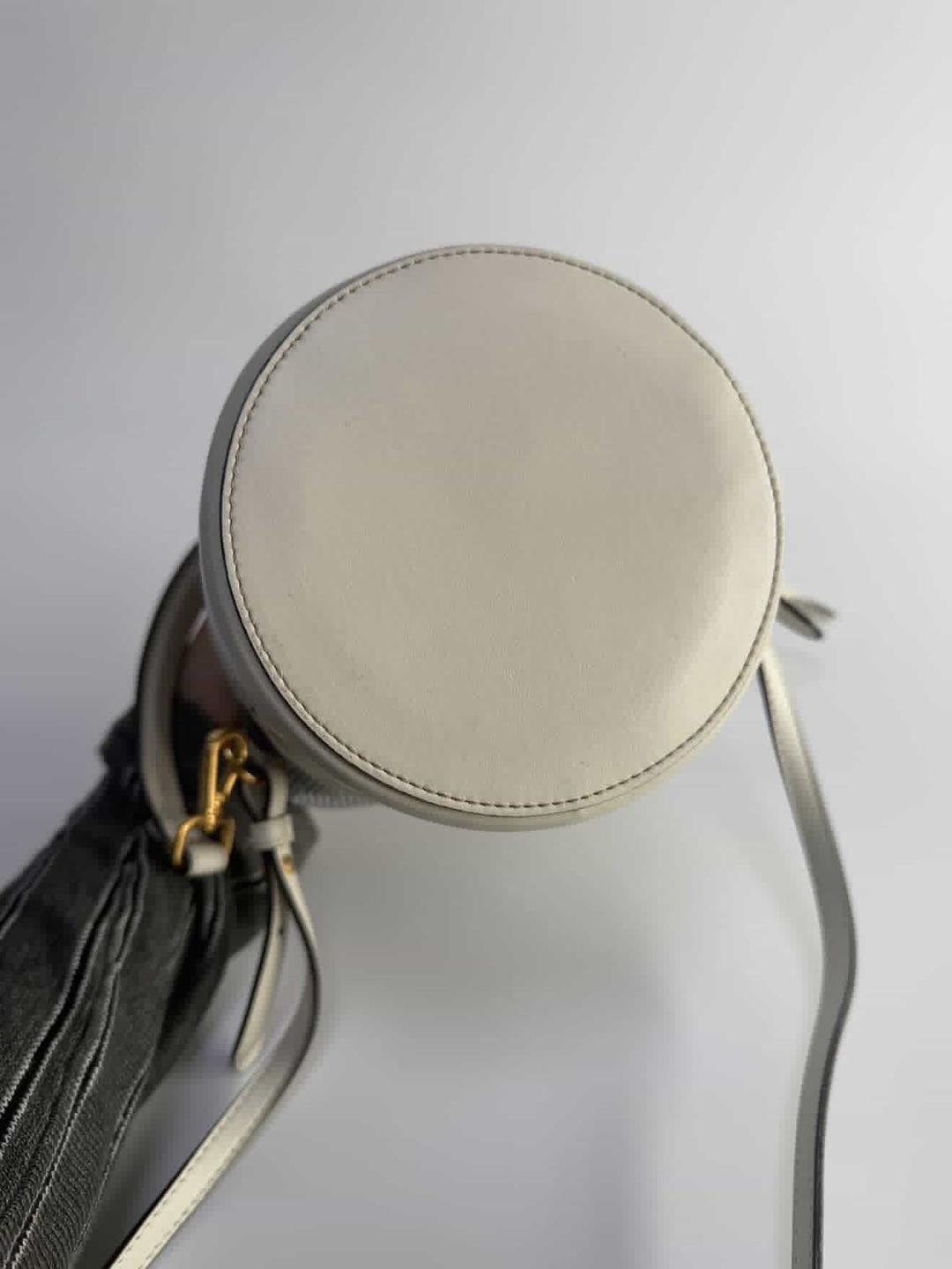 Fendi Сумка fendi stand out leather bucket bag — фото 2