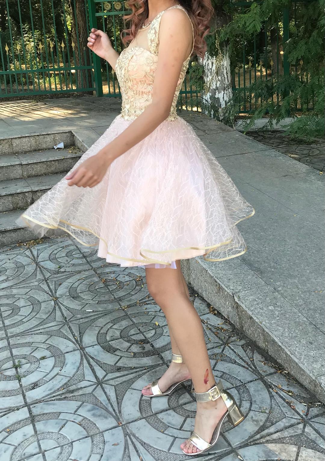 Нет бренда Короткое нарядное платье с вышивкой и пышной юбкой — фото 2