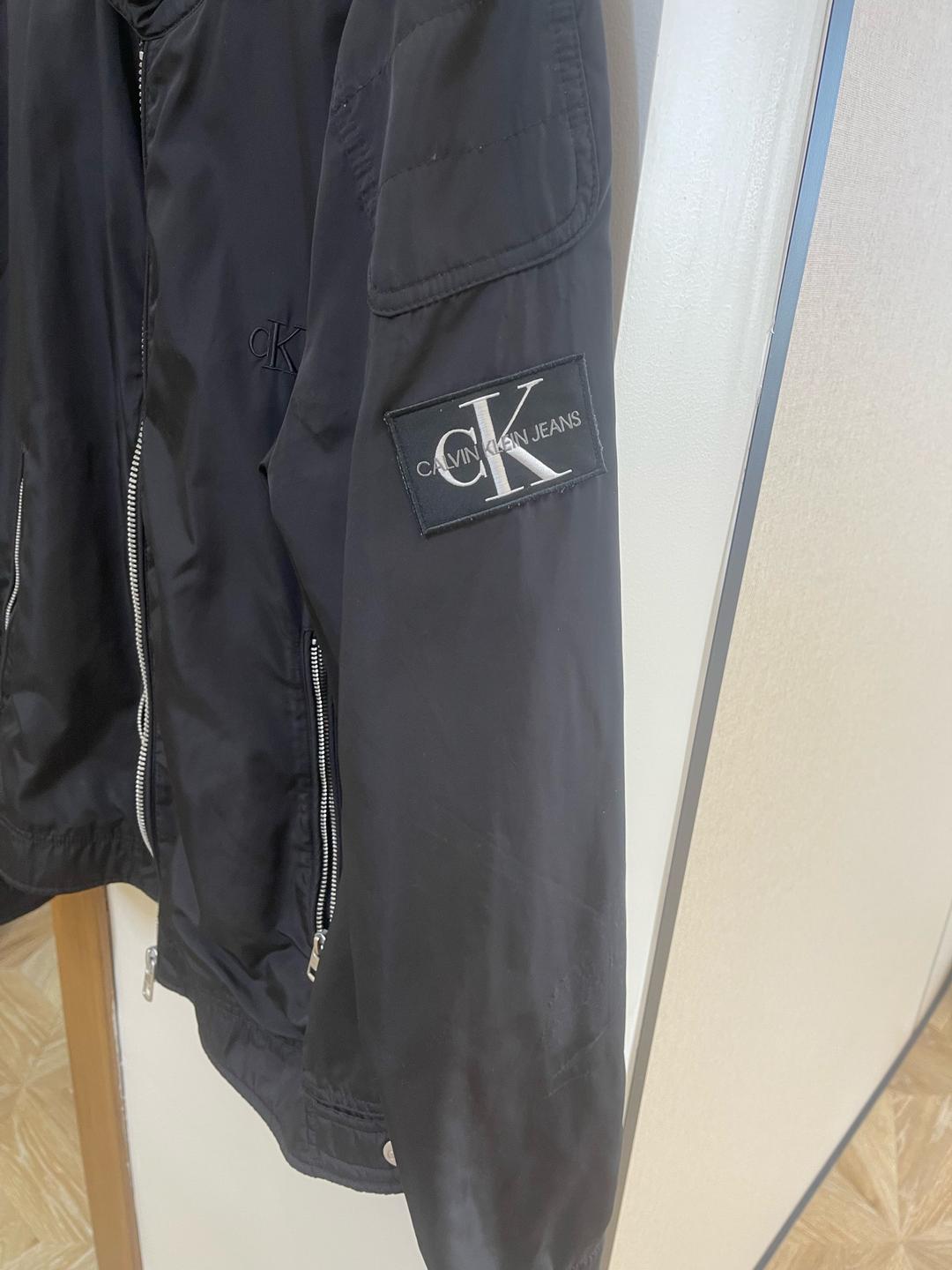 Calvin Klein Курточка СAlvin Klein купили в Англии size XL но больше на L Подходит — фото 2