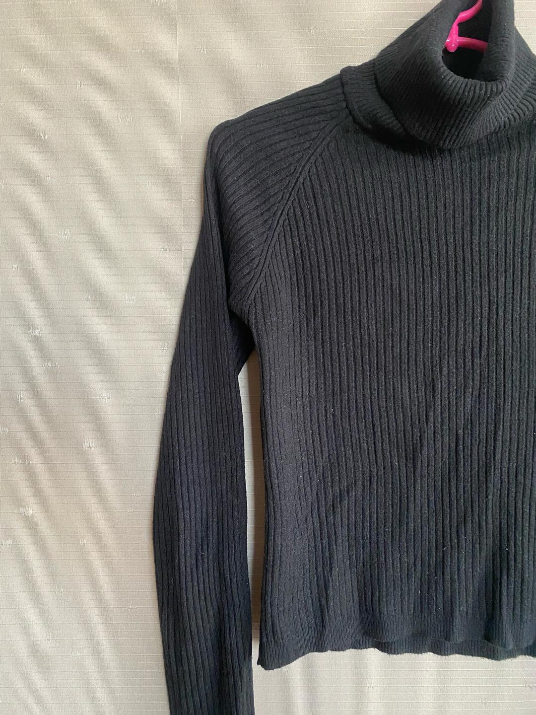 Uniqlo Черная водолазка в рубчик Uniqlo — фото 2