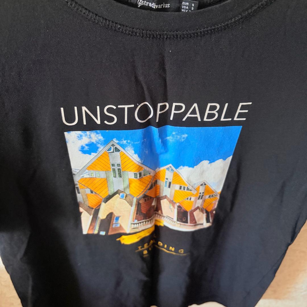 Stradivarius Футболка черная с принтом “Unstoppable” — фото 2
