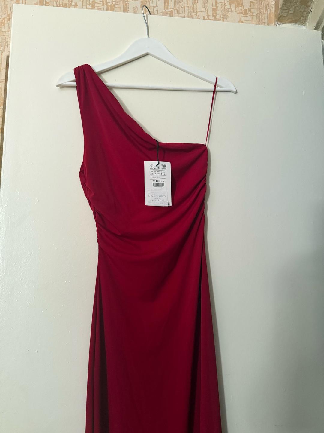 Pull & Bear Платье Pull&Bear на одно плечо — фото 2