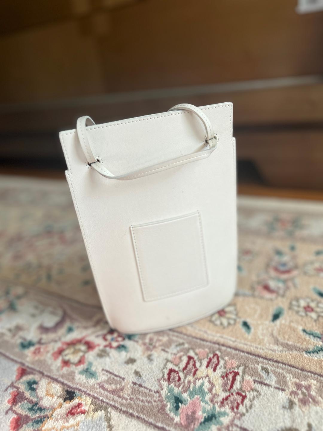 Loewe Белая сумка Loewe с золотистым лого — фото 2