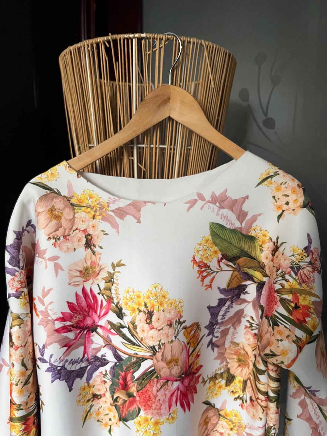 Handmade (ручная работа) Женский лонгслив ручной работы с цветочным принтом — фото 2