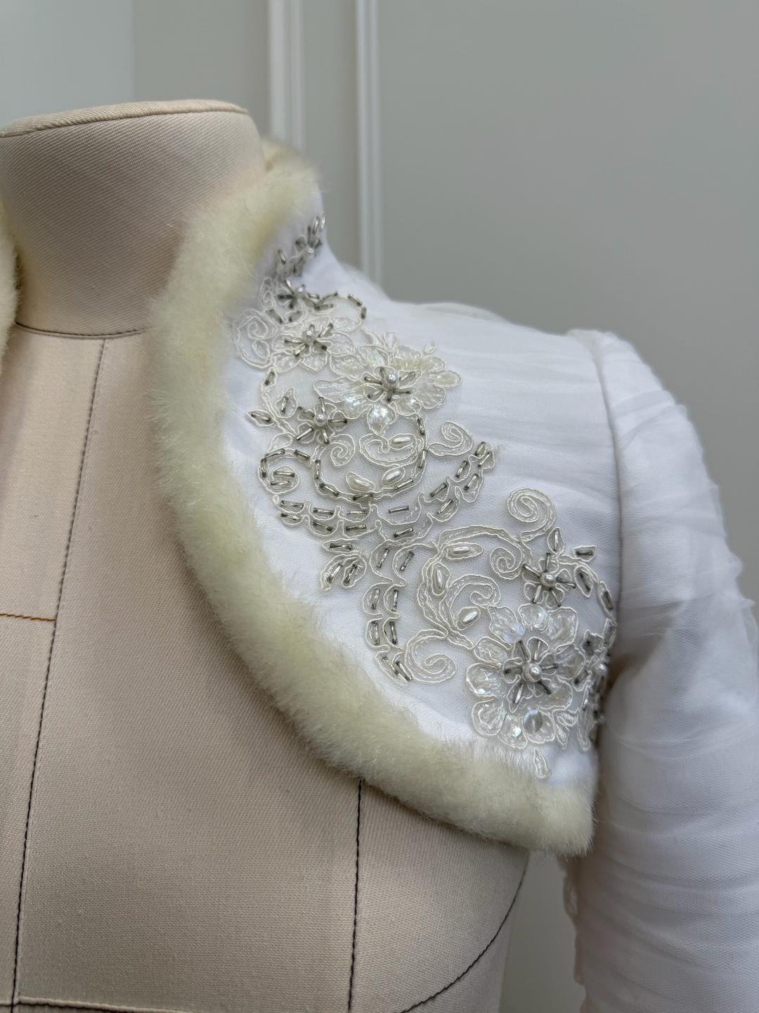 Handmade (ручная работа) Свадебное болеро с отделкой мехом и вышивкой — фото 2