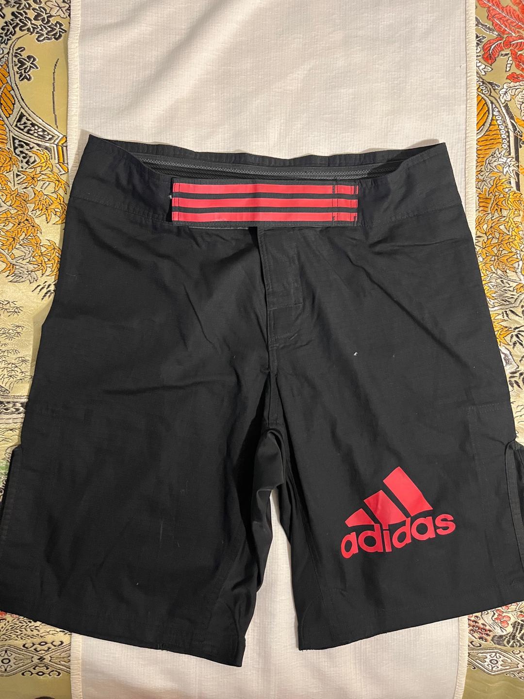 Adidas Шорты для MMA Adidas — чёрные с красными логотипами, новые, S размер — фото 2
