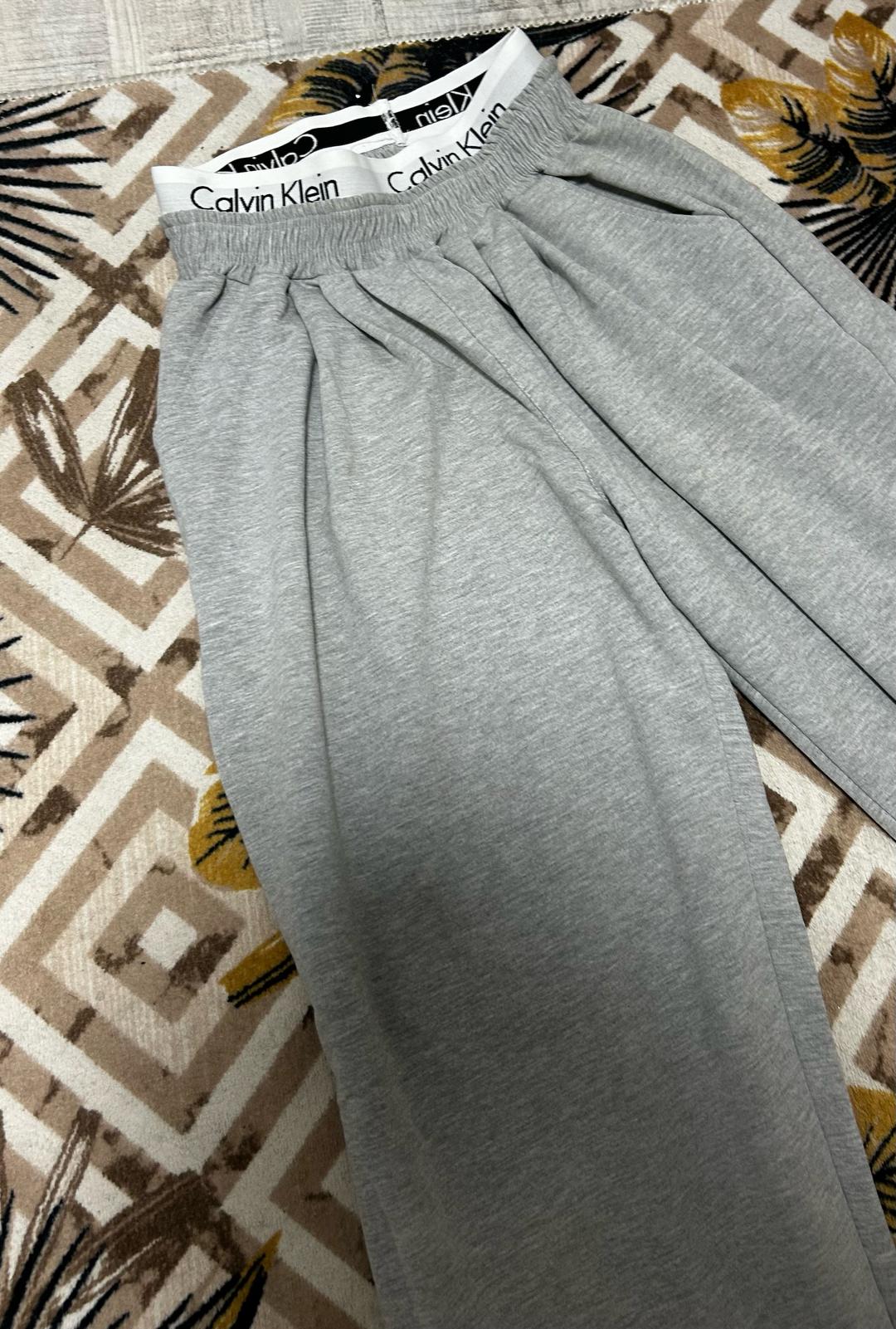 Нет бренда Спортивные брюки серого цвета с надписью Calvin Klein — фото 2