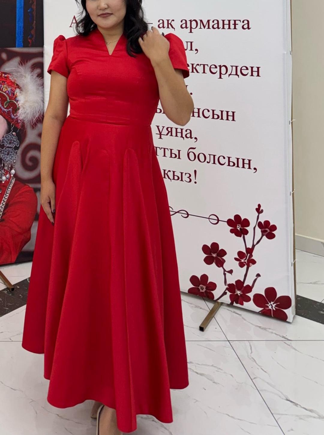 Красное платье миди — фото 2