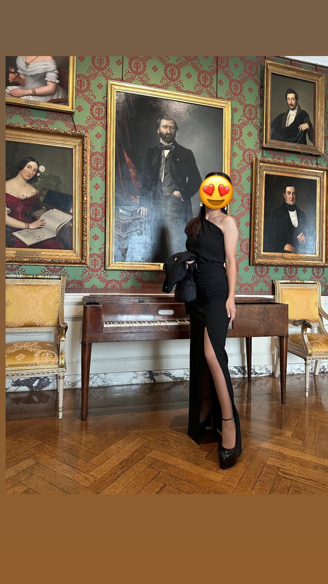 Нет бренда Черное платье на одно плечо с разрезом — фото 2