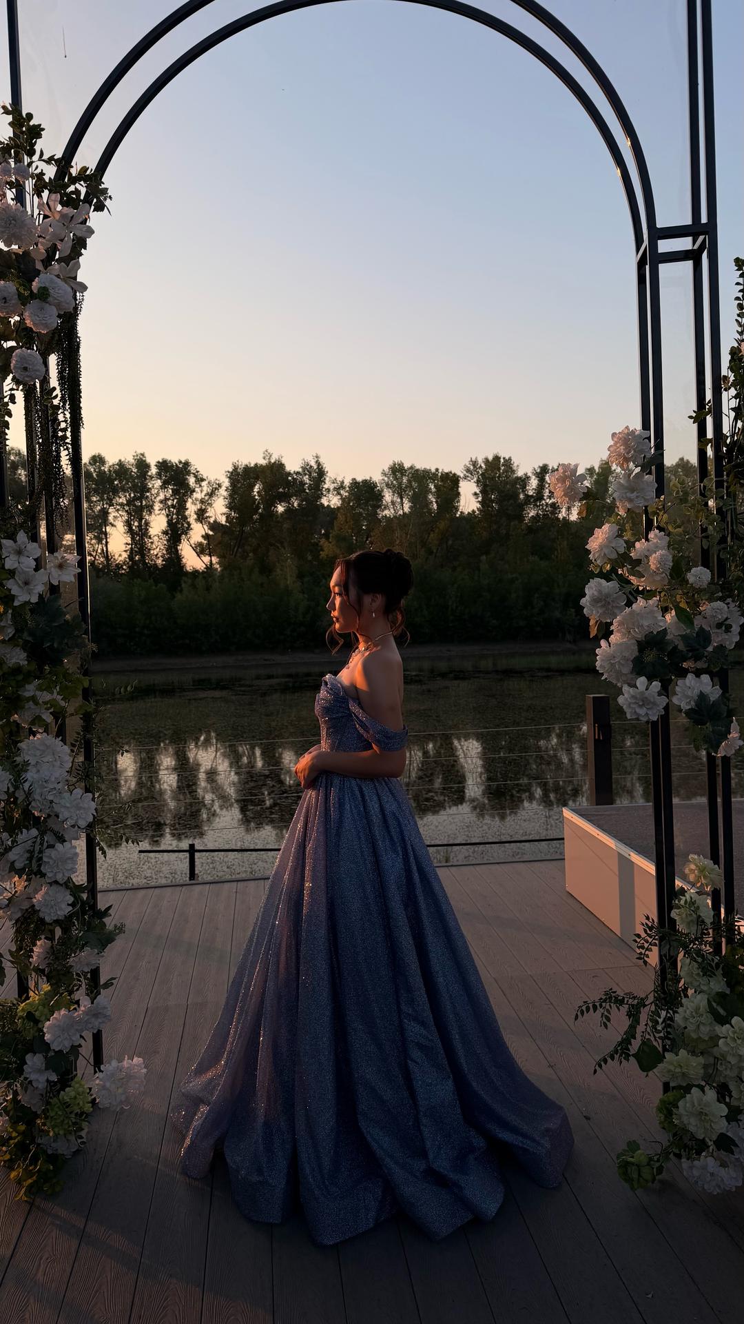Нет бренда Вечернее блестящее платье с открытыми плечами — фото 2