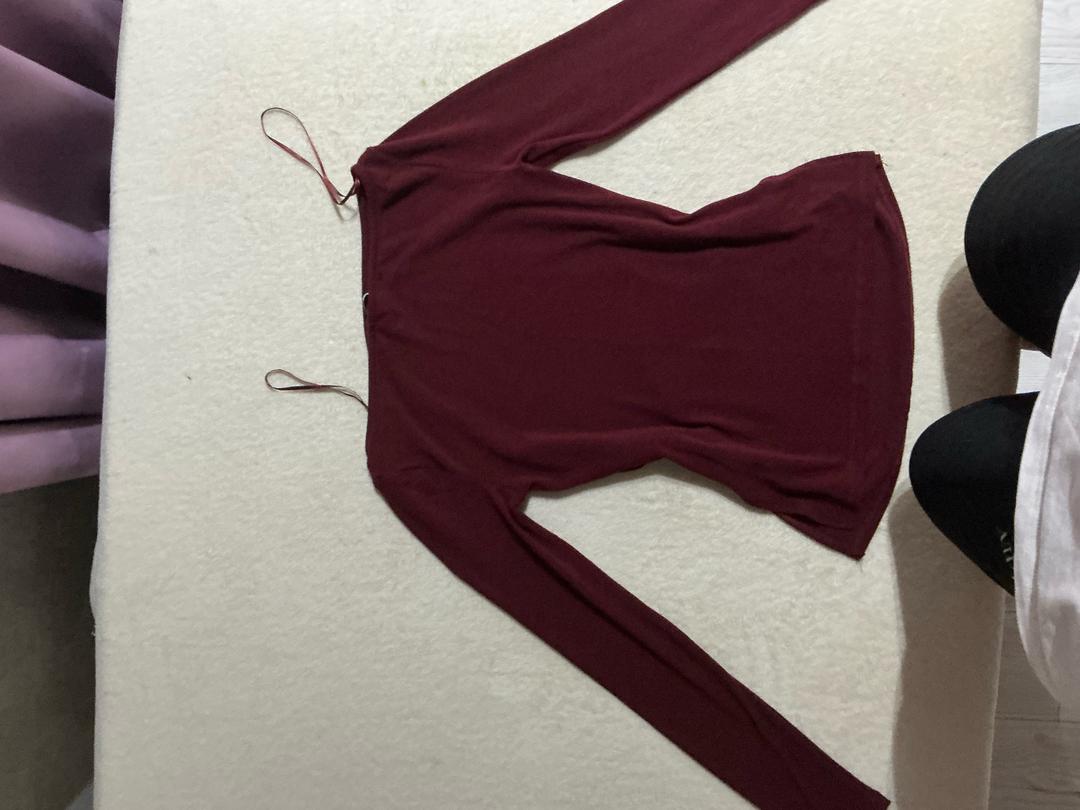 Bershka Лонгслив с открытыми плечами и бретелями , по бокам вырезы (специальные) — фото 2