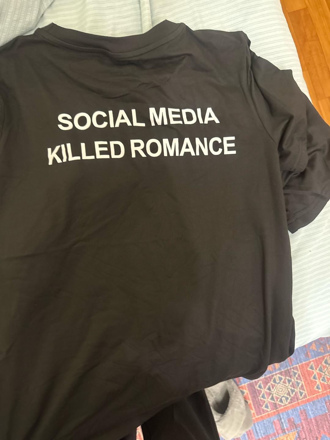 Черная футболка с надписью Social Media Killed Romance — фото 2