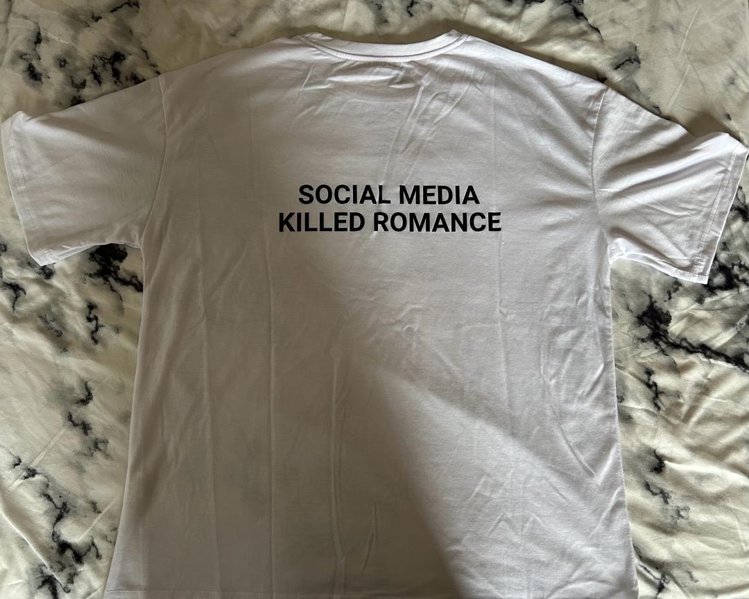 Нет бренда Белая футболка с надписью «social media killed romance» — фото 2