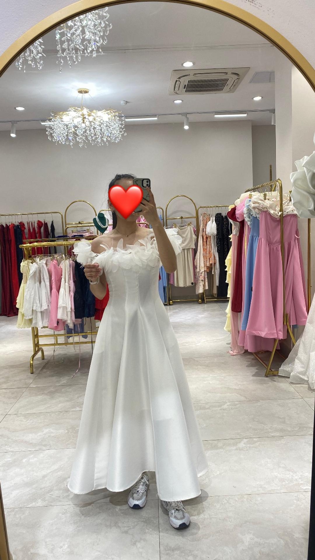 my look Белое платье с открытыми плечами и цветочным декором — фото 2