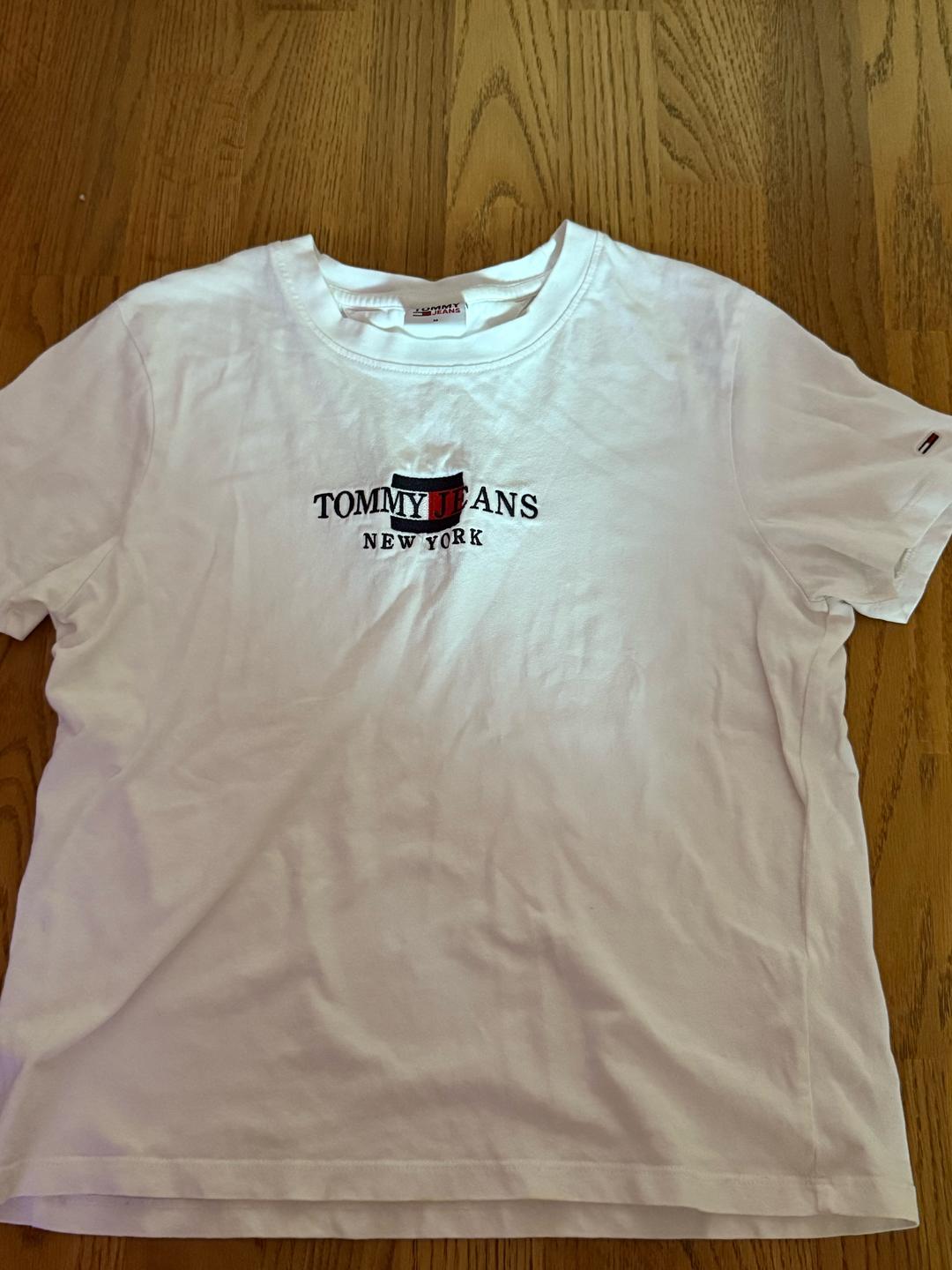 Tommy Jeans Футболка Tommy Jeans белая с логотипом — фото 2