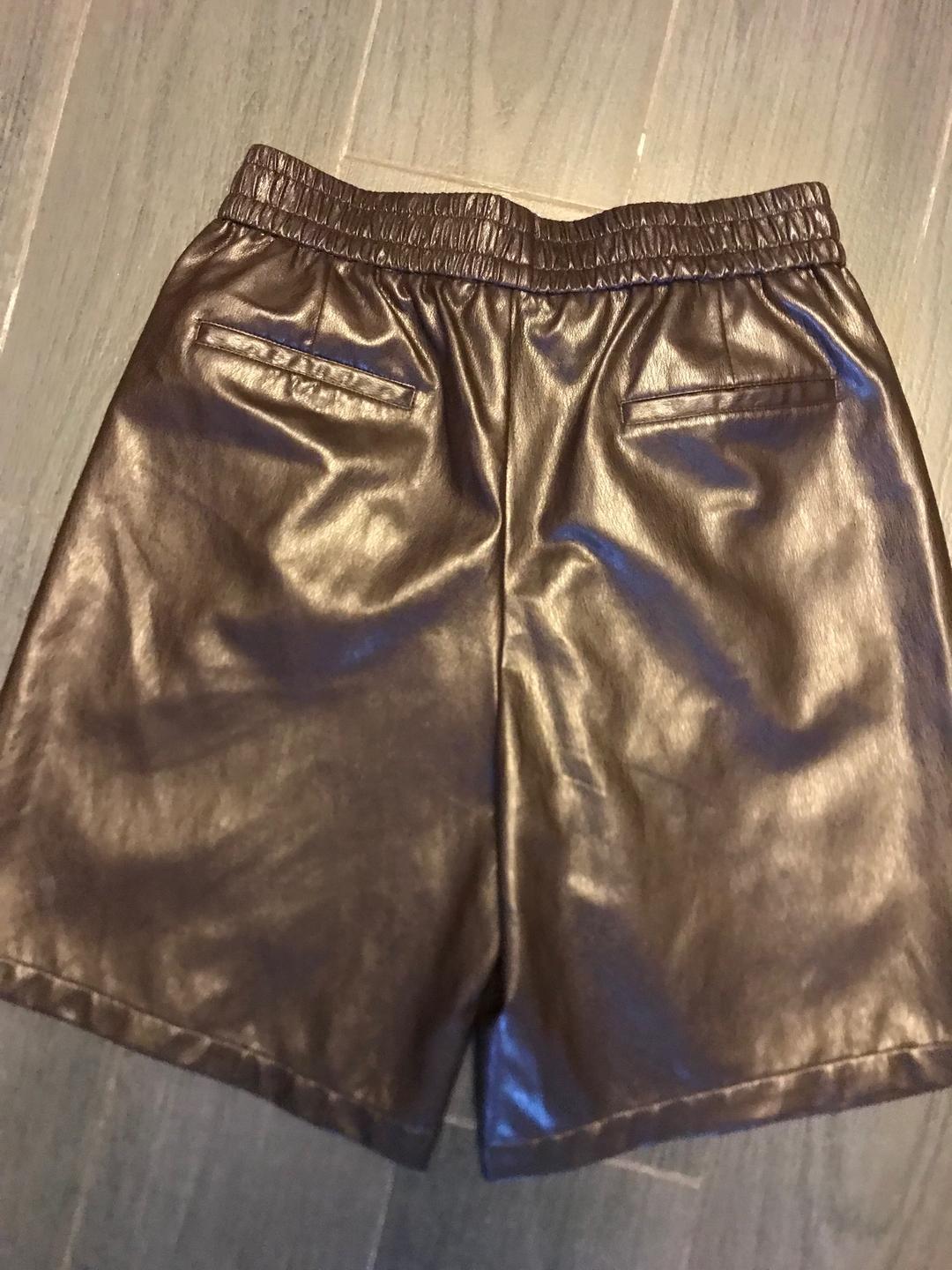 Zara Шорты бермуды из экокожи , широкие на резинке Zara — фото 2