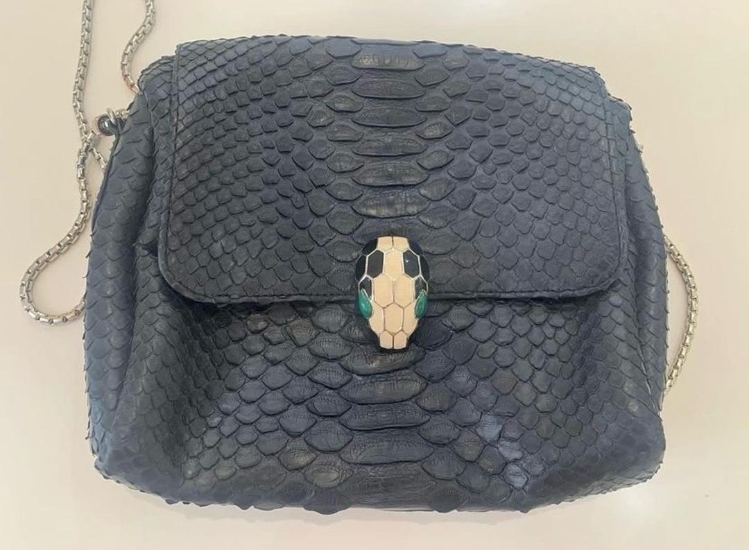 Нет бренда Сумка из кожи питона с оригинальной фурнитурой от Bvlgari — фото 2