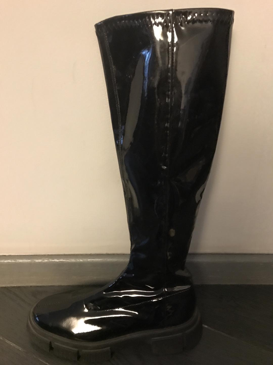 Zara сапоги лаковые ZARA размер 41 в идеальном состоянии , носились 1 раз , цвет чёрный — фото 2
