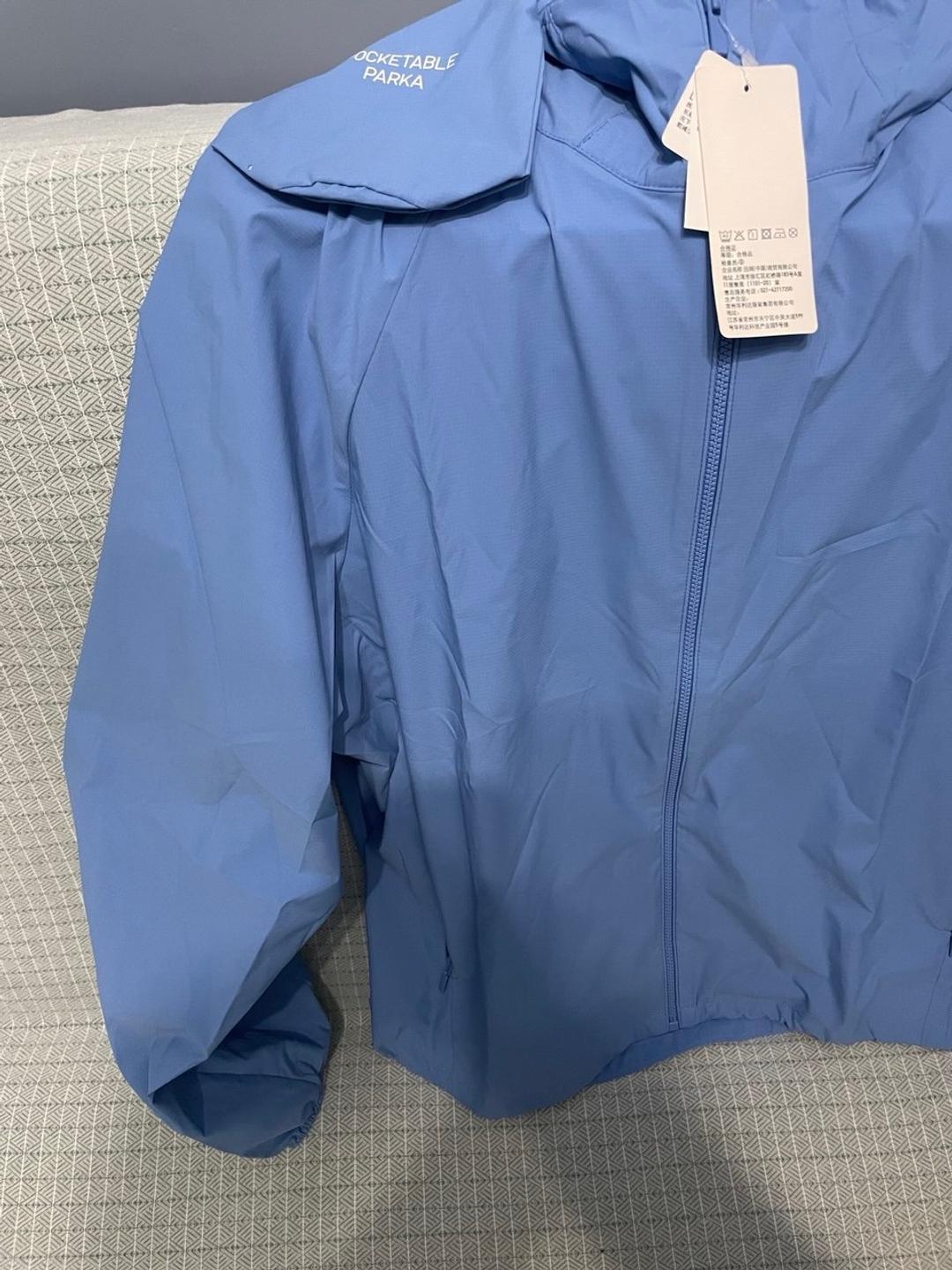 Uniqlo Ветровка Uniqlo с капюшоном в синем цвете — фото 2