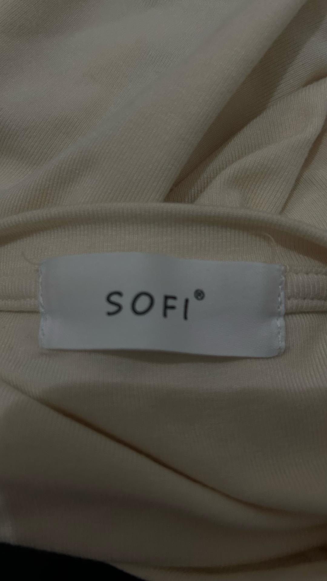 sofi Лонгслив бежевый с цветком на рукавах, приталенный — фото 2
