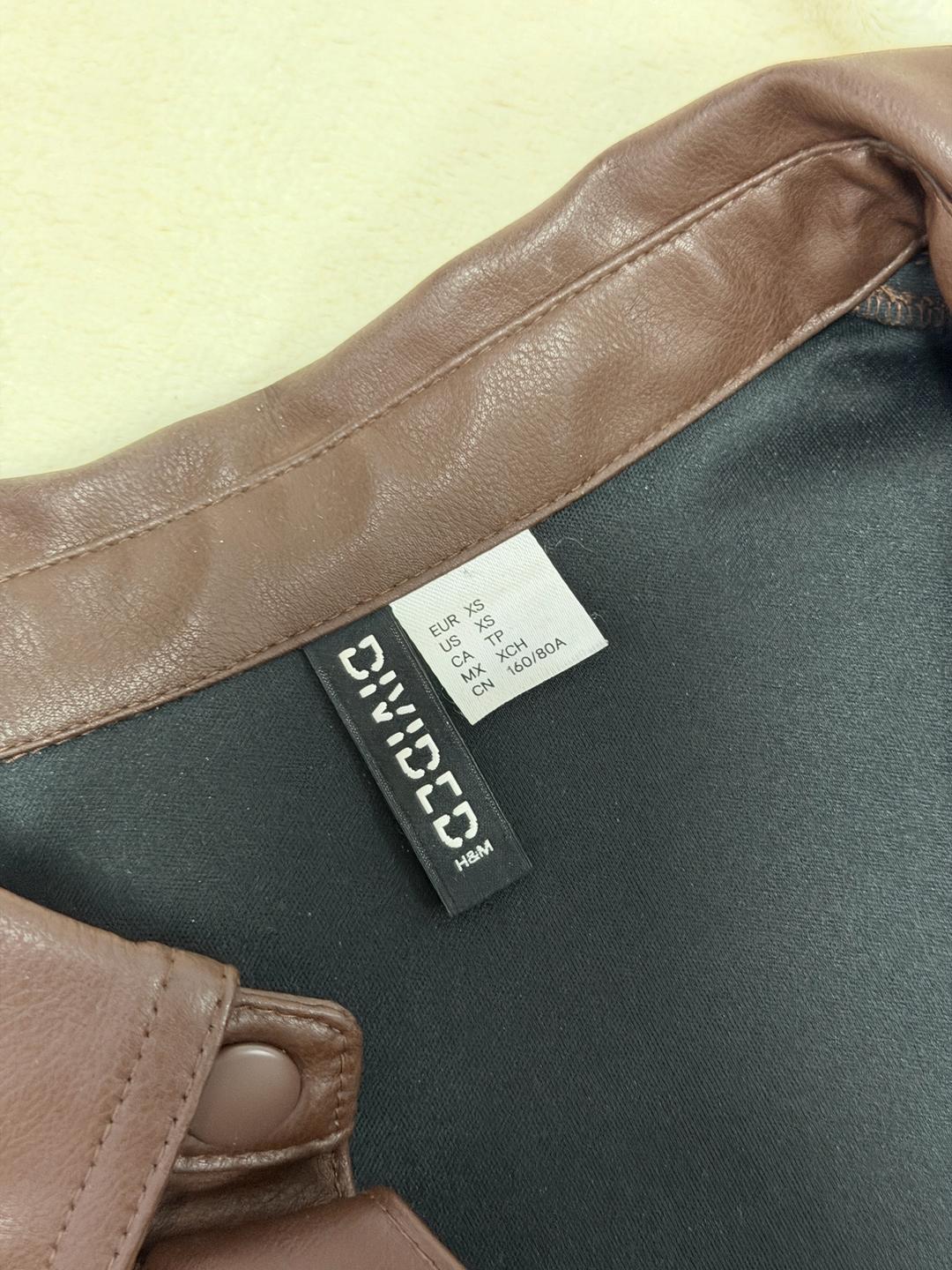 H&M Укороченная кожаная куртка в шоколадном цвете — фото 2