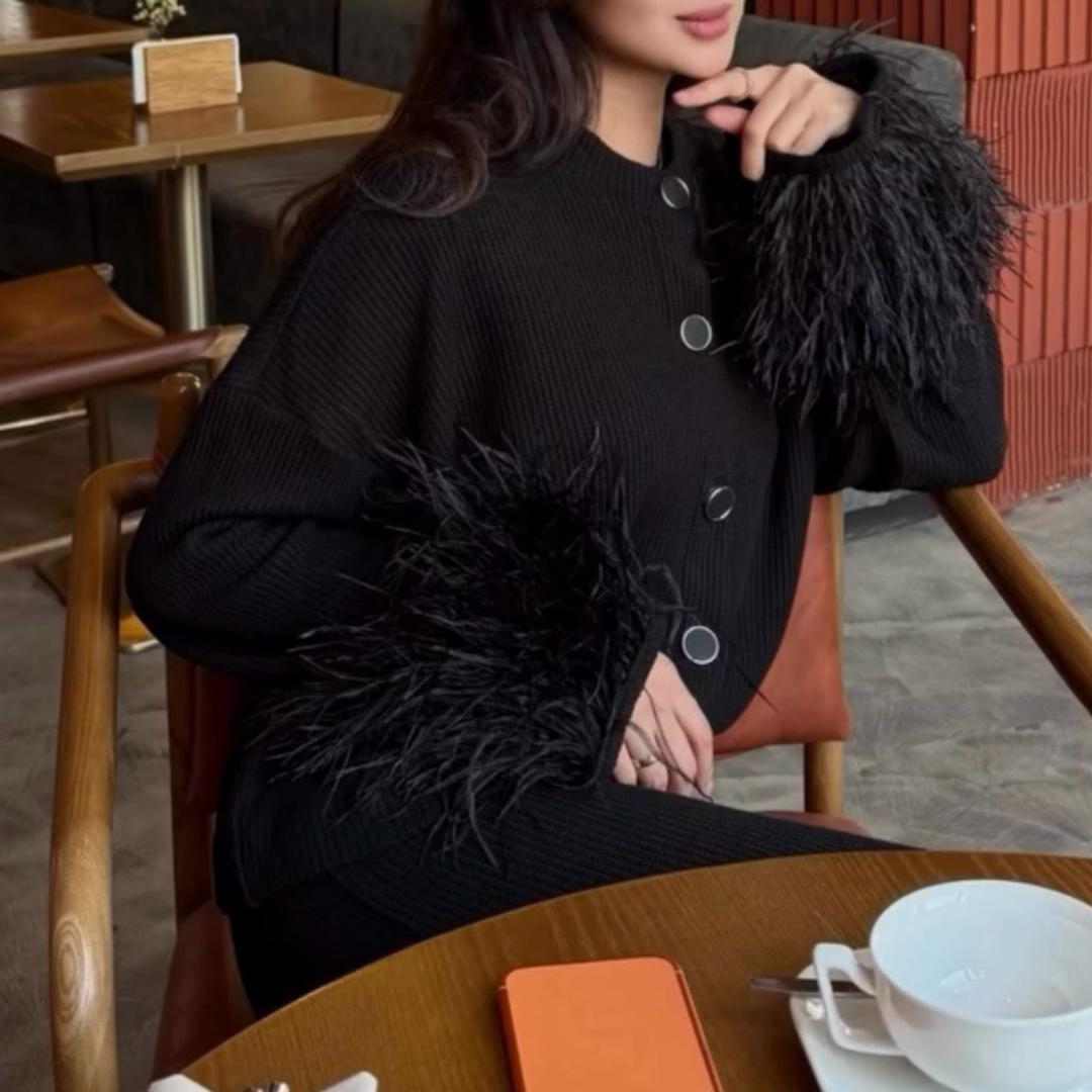 Alisha Atelier Трикотажный костюм с перьями на рукавах — фото 2