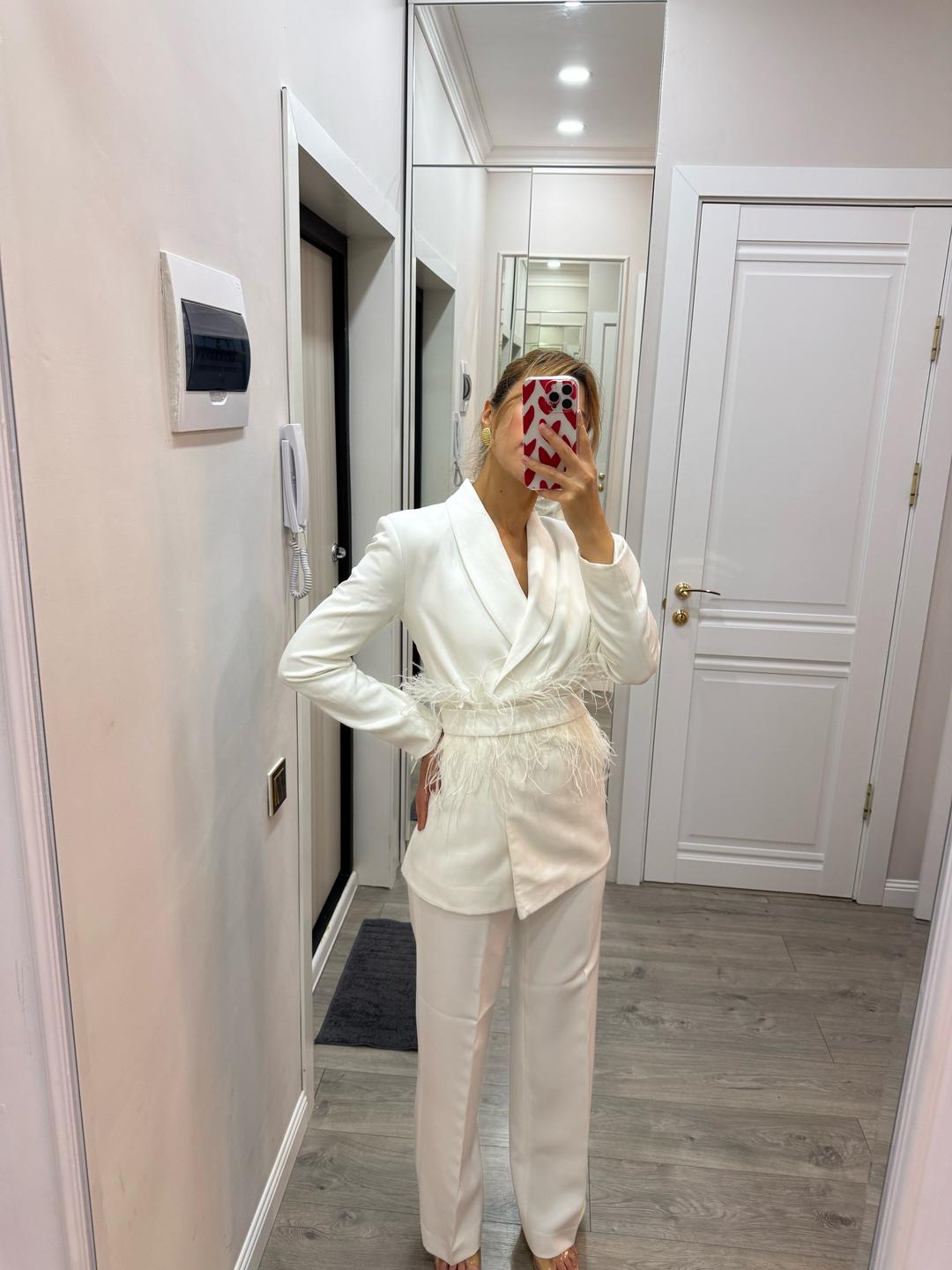 Sabina Collection Белый брючный костюм с жакетом с отделкой перьями — фото 2