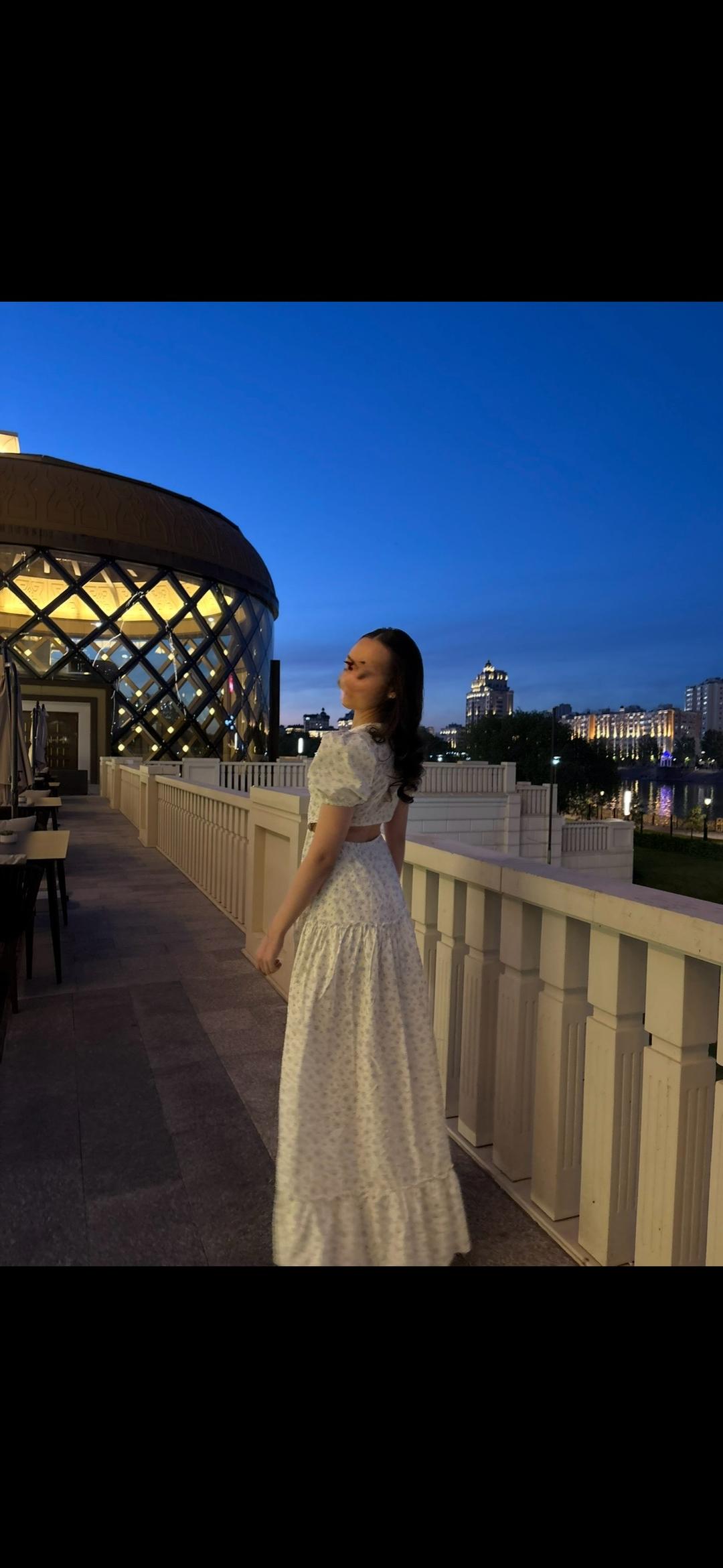Платье макси в цветочный принт с вырезами на талии — фото 2