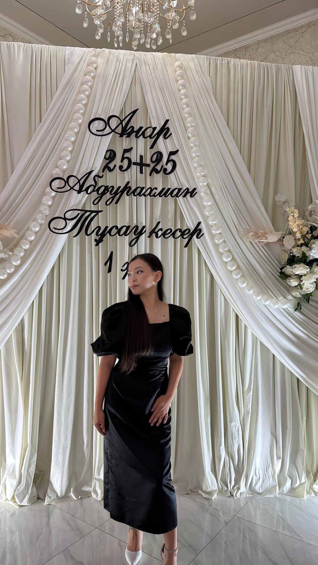 Нет бренда Черное атласное платье с пышными рукавами — фото 2