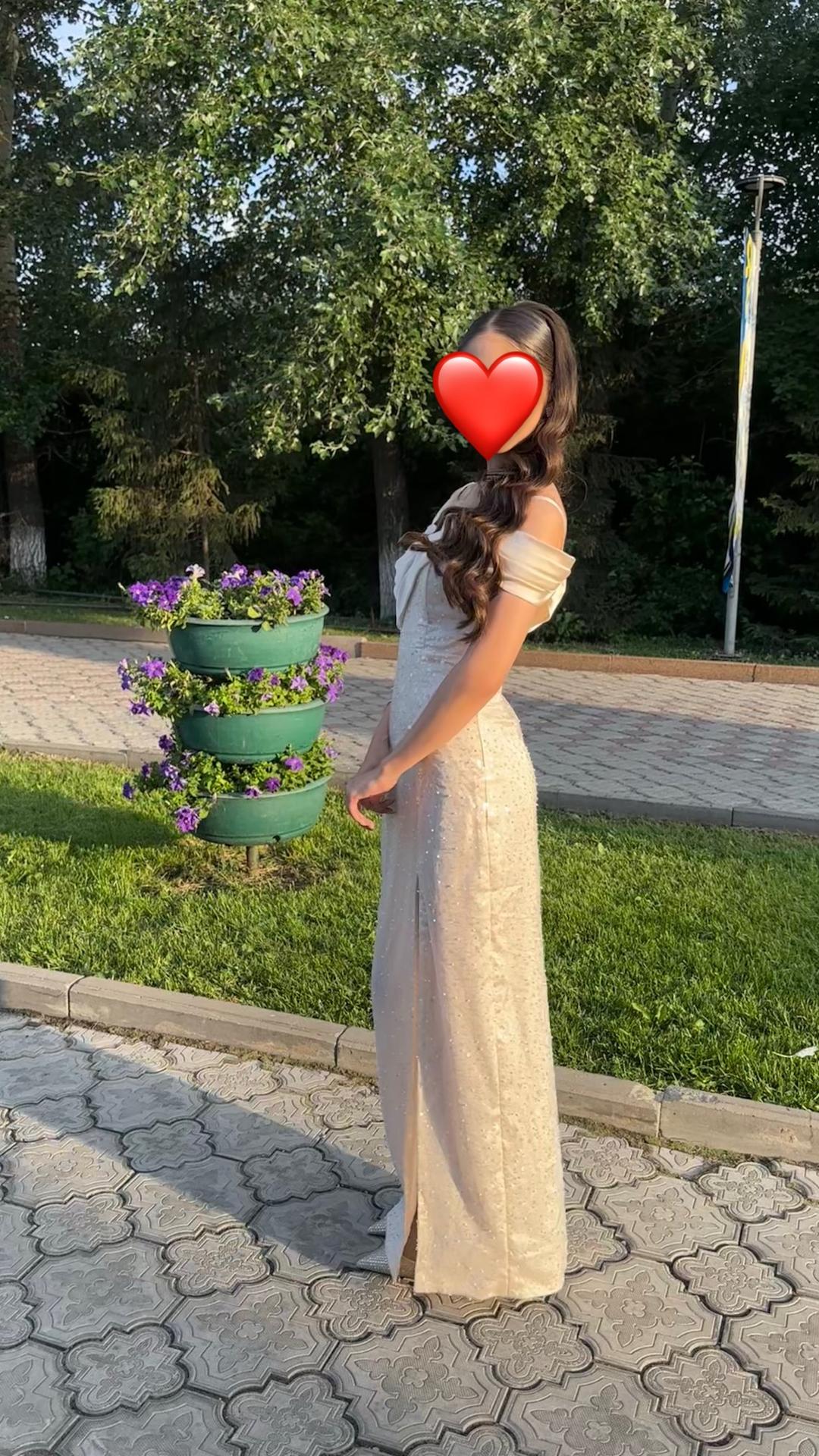 Вечернее платье макси с открытыми плечами и разрезом — фото 2