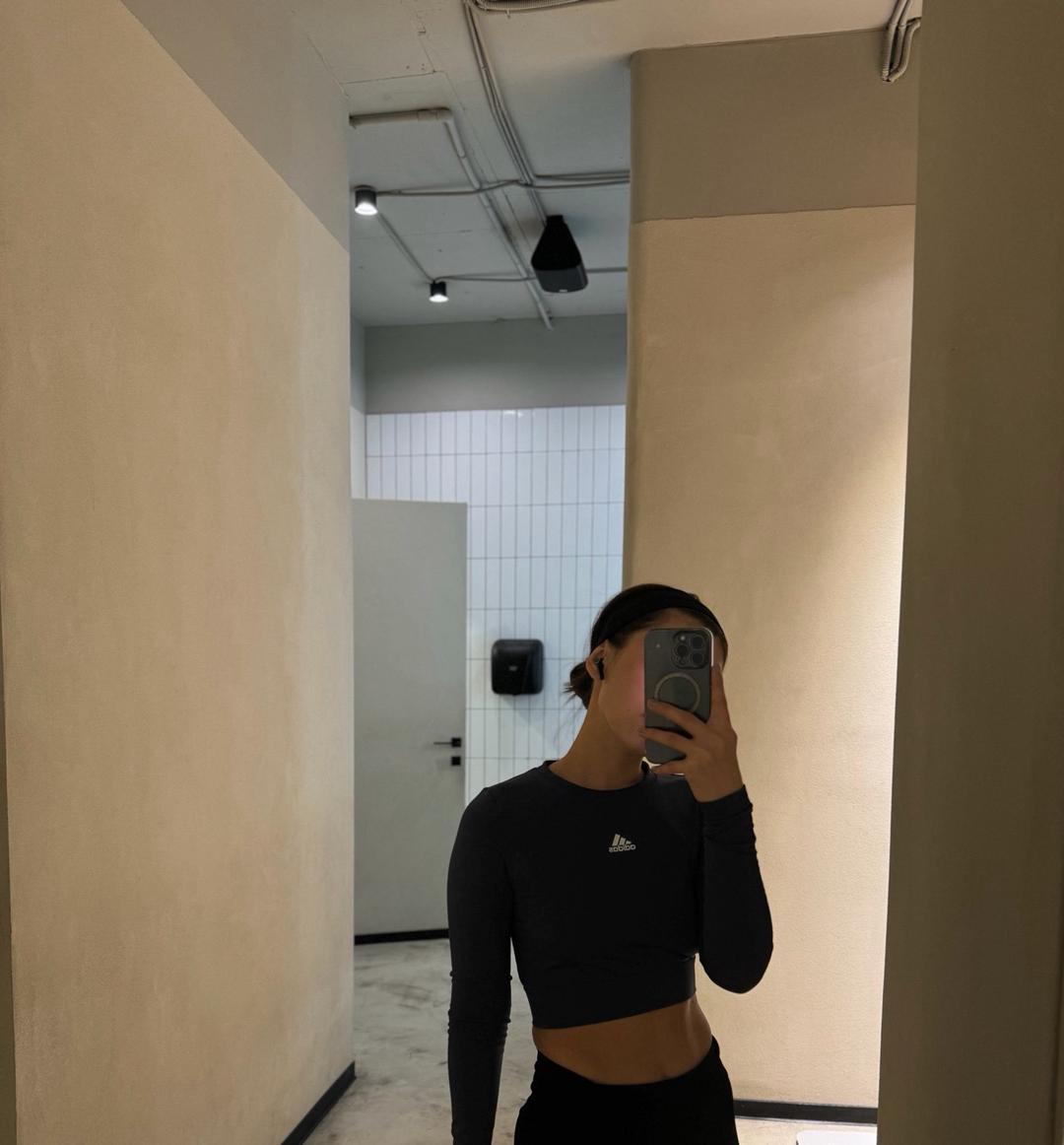 Adidas Спортивный костюм adidas с кроп-топом и велосипедками — фото 2