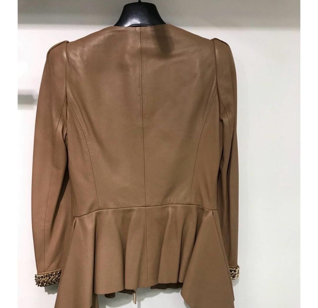 Elisabetta Franchi Куртка бежевая из натуральной кожи от бренда Elisabetta Franchi. — фото 2
