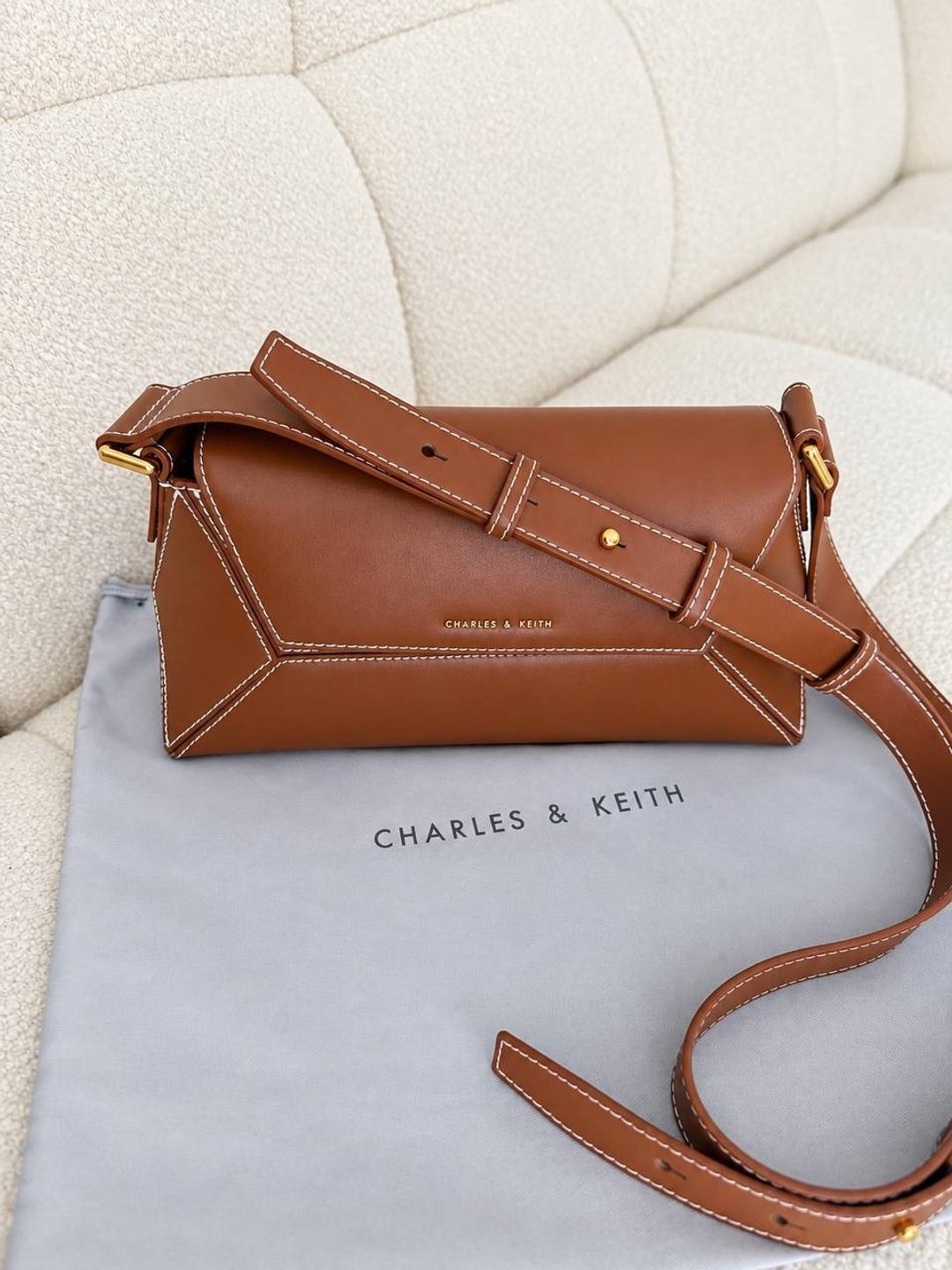 Charles & Keith Сумка Charles & Keith Nasrin Geometric Shoulder Bag, оригинал, пыльник — фото 2