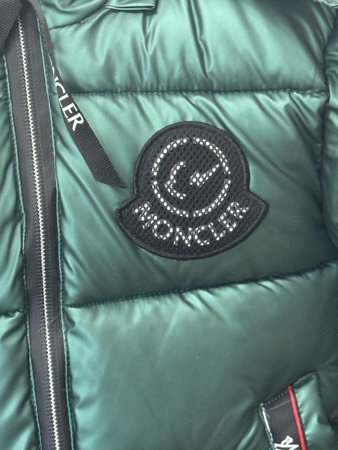 Moncler Пуховый комплект Moncler детский зеленый с черными штанами — фото 2