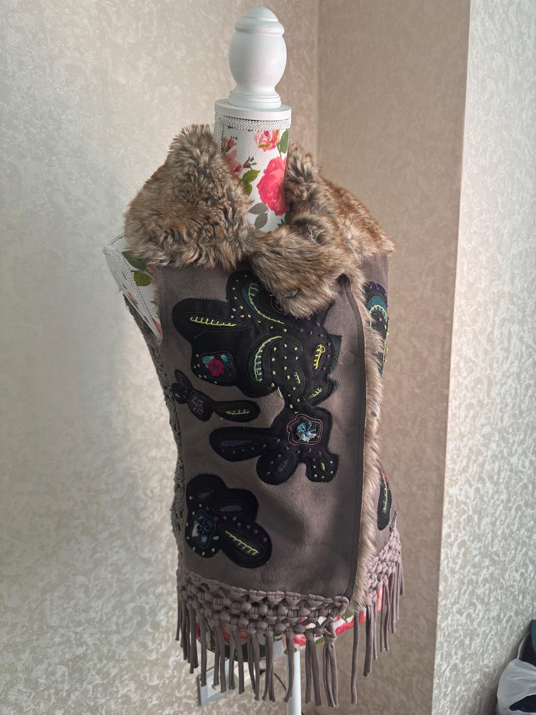 Desigual Жилет женский Desigual с мехом, вышивкой и бахромой (размер S и L) — фото 2