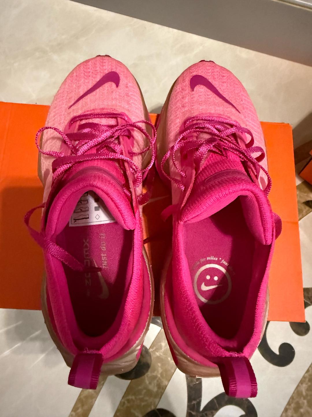 Nike Обзор от ИИ                      Женские беговые кроссовки Nike ZoomX — фото 2