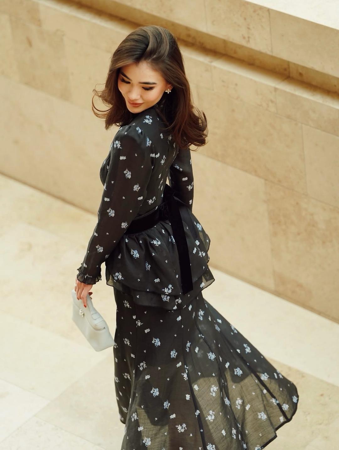 Alisha Atelier Черное платье в цветочный принт с баской — фото 2