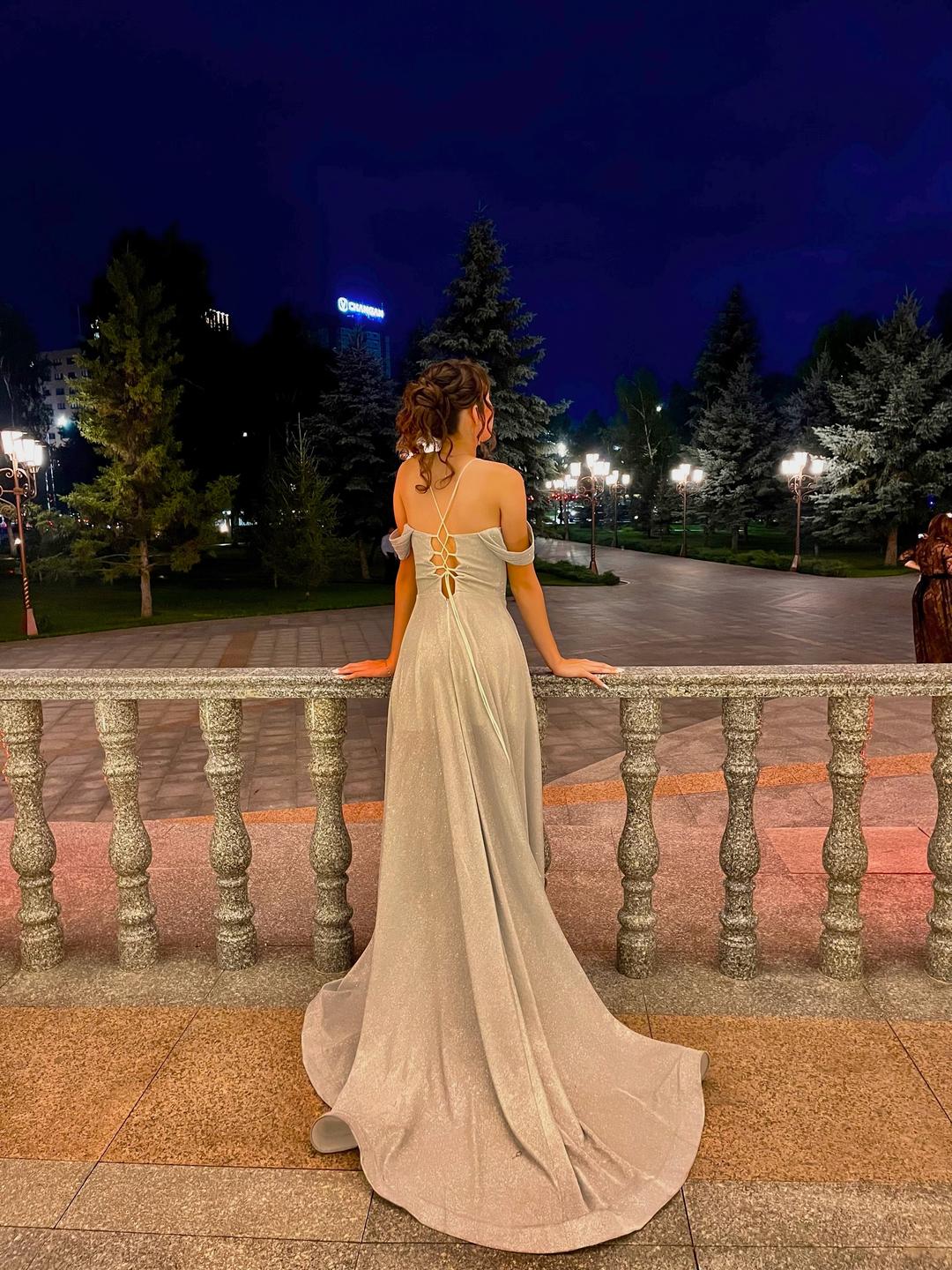 Нет бренда Длинное серебристое  праздничное платье с открытыми плечами — фото 2