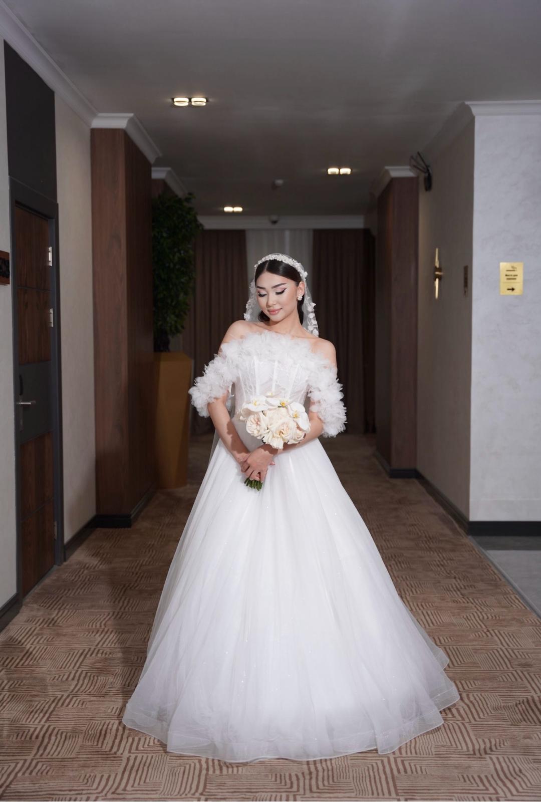 Свадебное пышное платье с открытыми плечами — фото 2