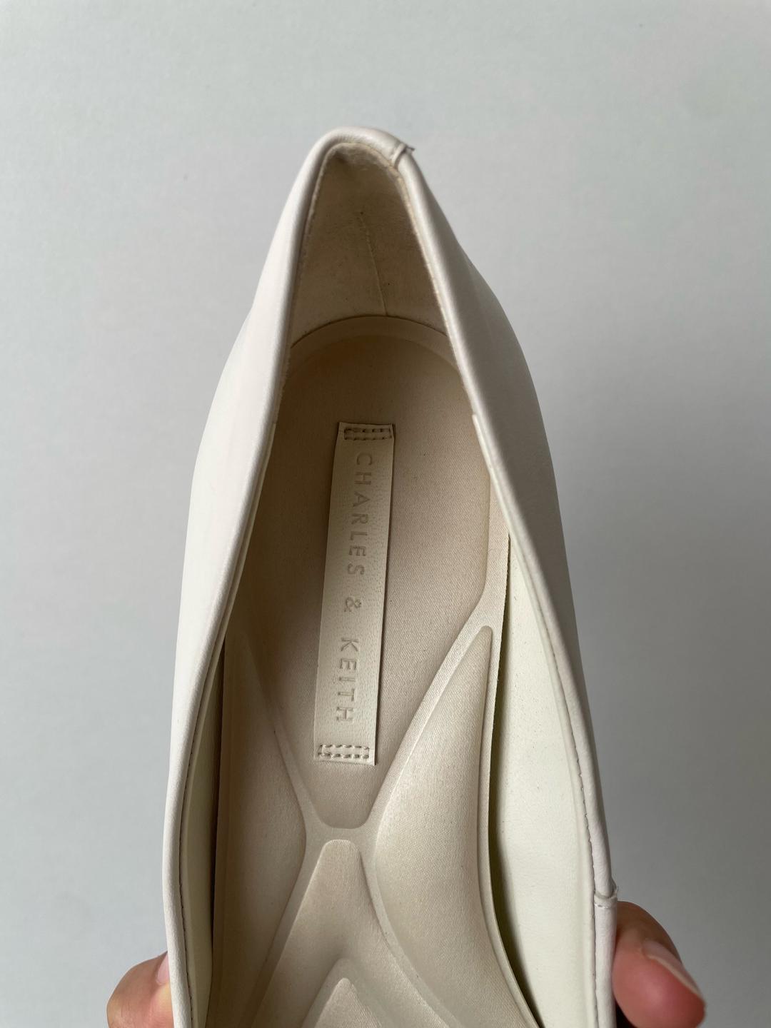 Charles & Keith Белые остроносые туфли от Charles & Keith — фото 2