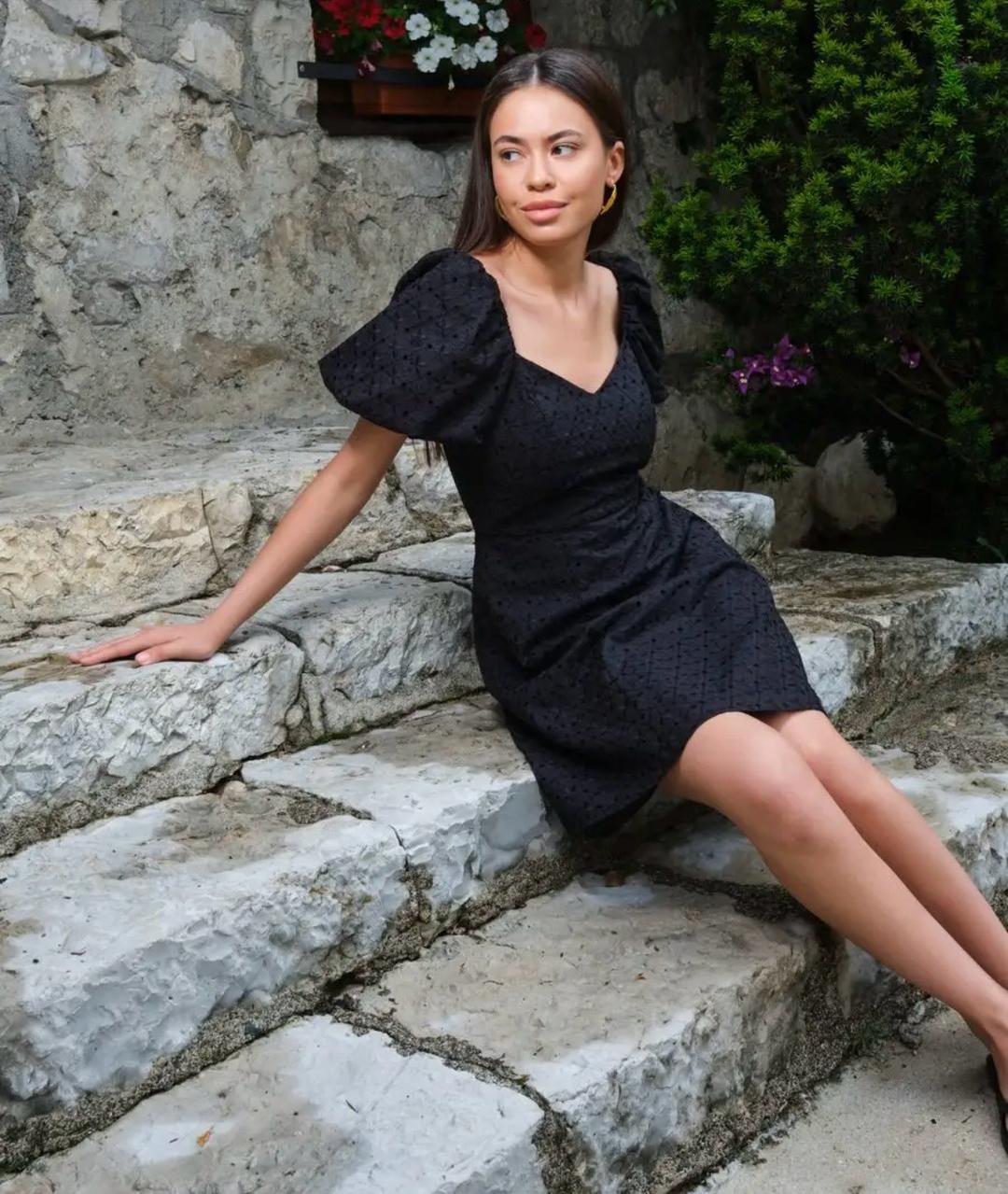 Calista Черное платье с открытыми плечами и объемными рукавами — фото 2