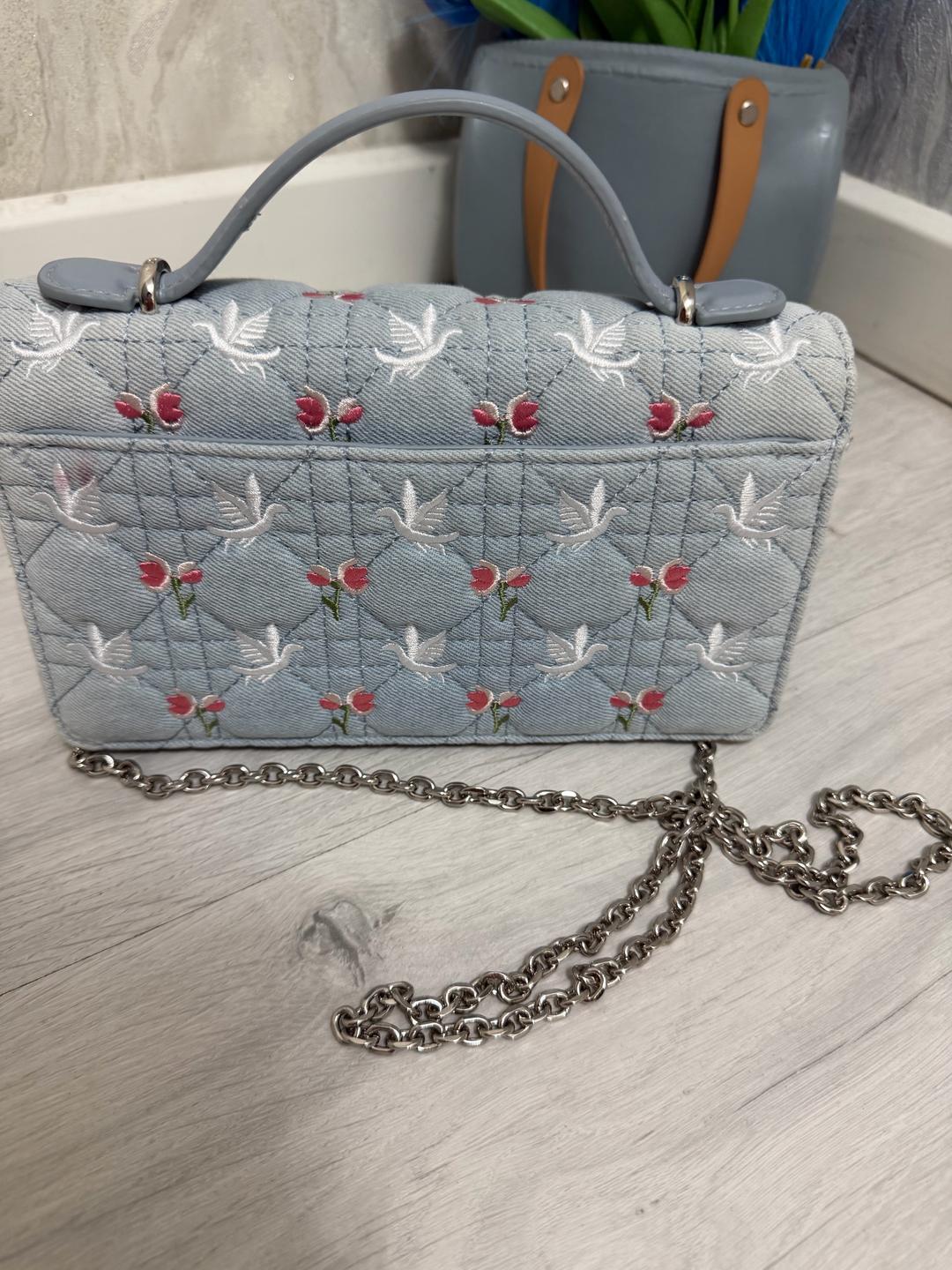 Dior Стеганая сумка с вышивкой на цепочке — фото 2