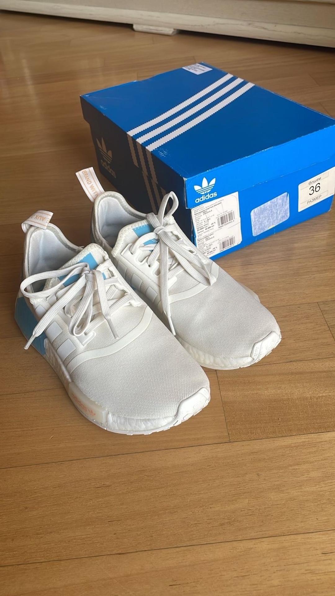 Adidas Летние легкие кроссовки белые, брючный костюм — фото 2