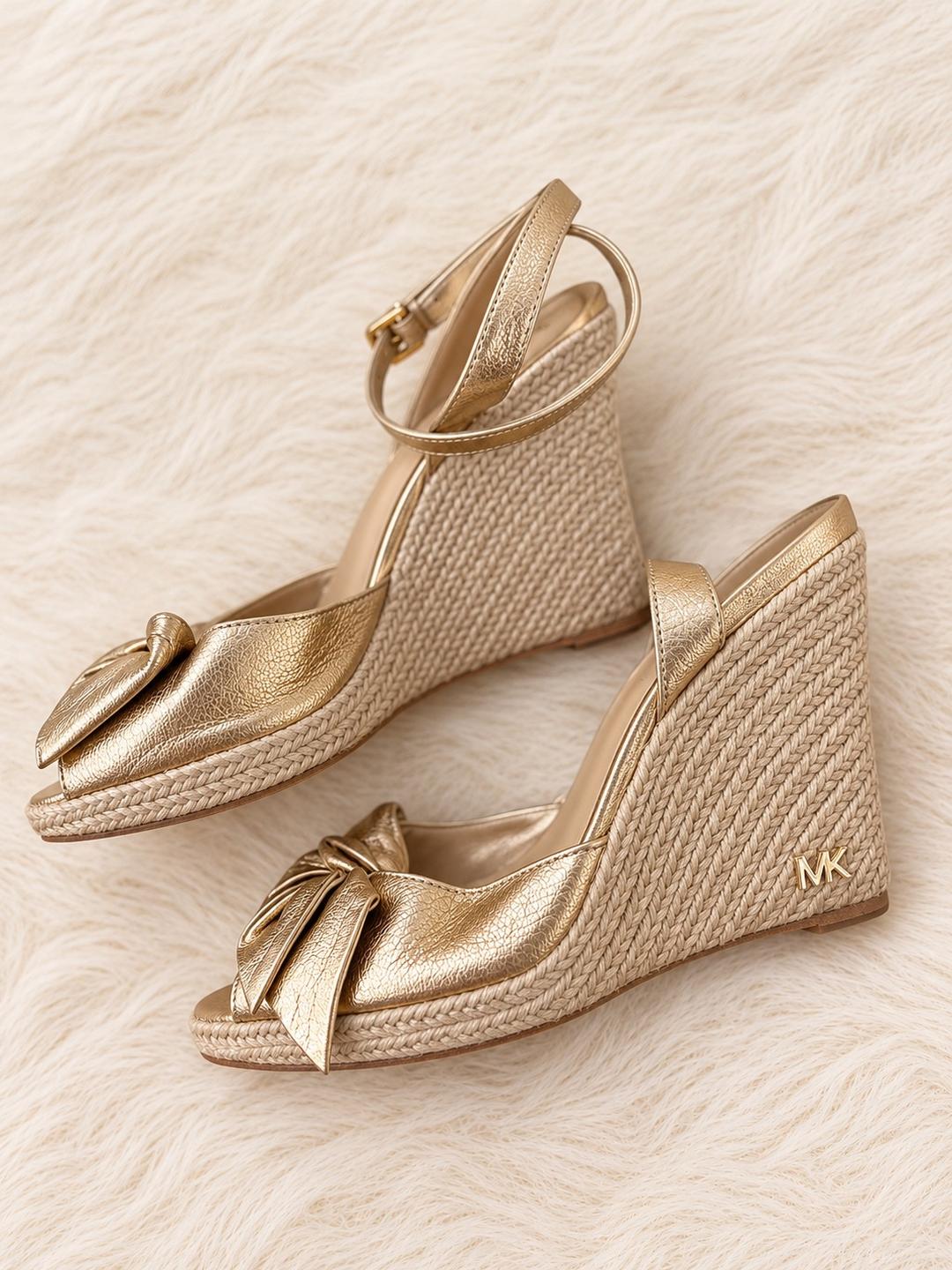 Michael Kors Золотистые босоножки Michael Kors с бантом / Танкетка / Эспадрильи — фото 2